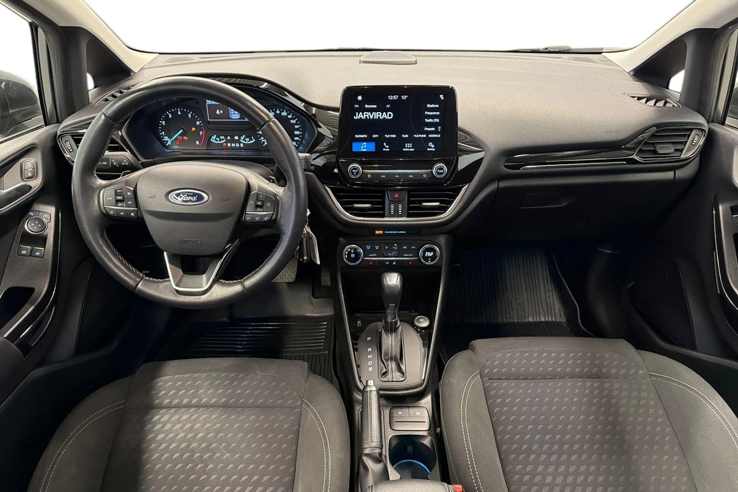 harmaa Ford Fiesta 2018 kuva 7.