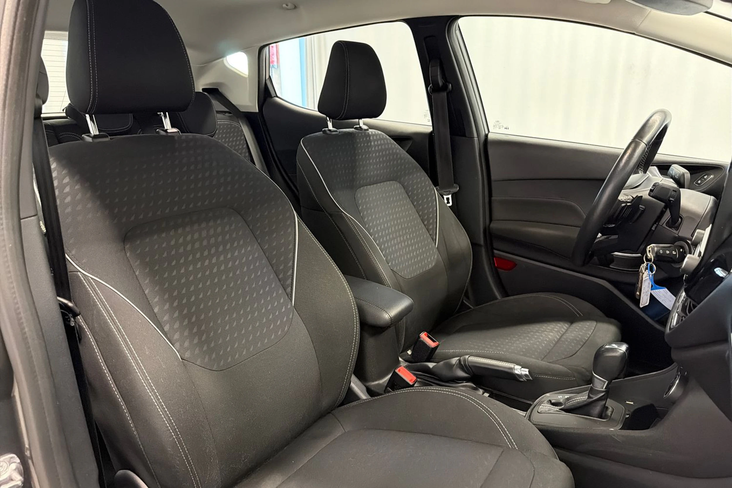 harmaa Ford Fiesta 2018 kuva 11.