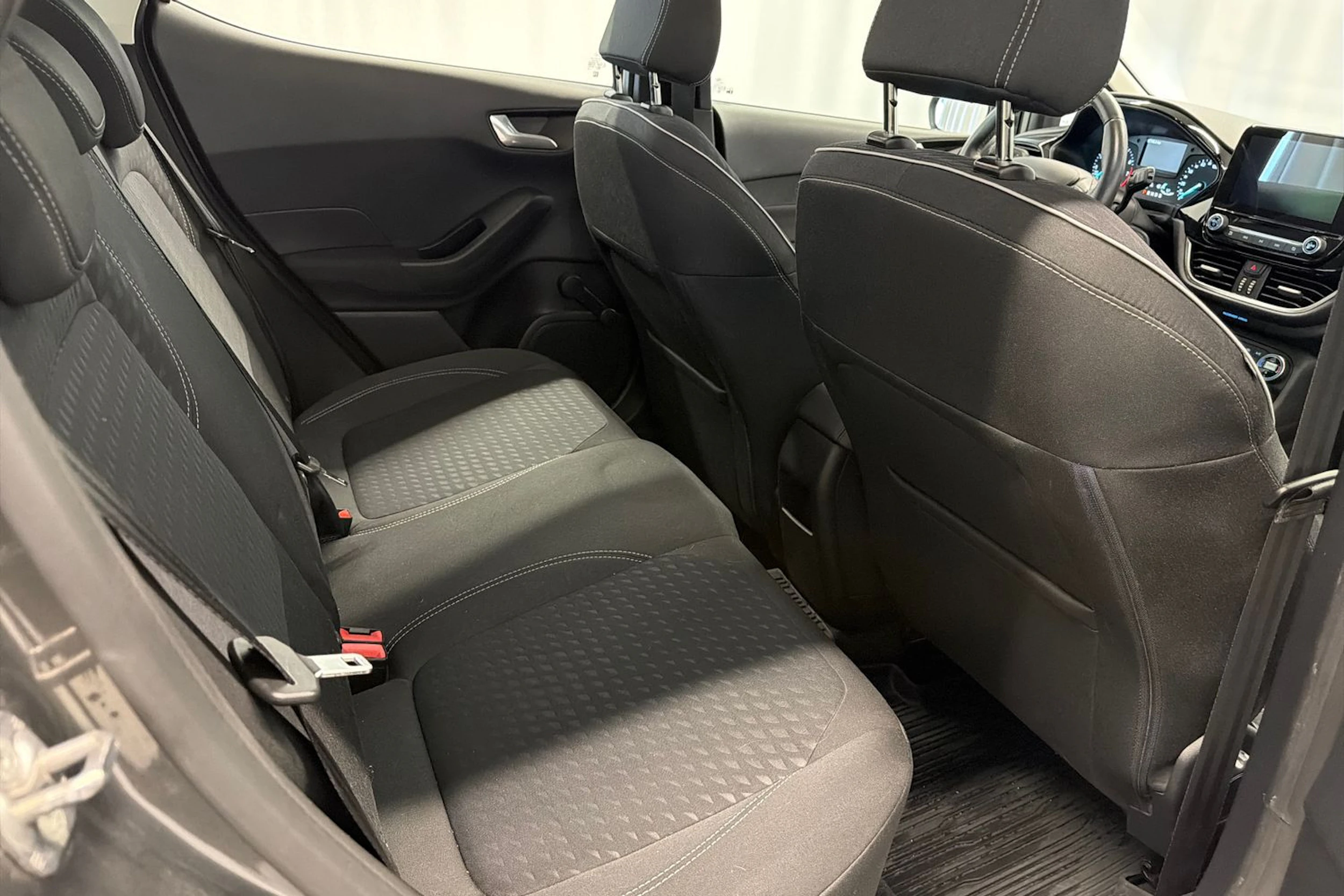 harmaa Ford Fiesta 2018 kuva 12.