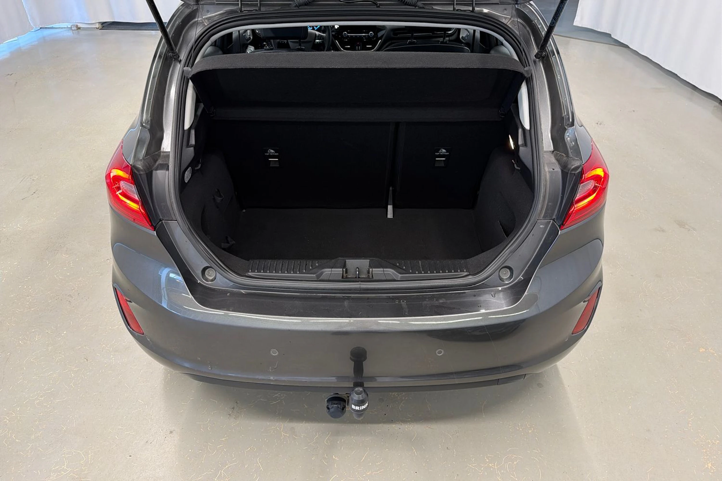 harmaa Ford Fiesta 2018 kuva 13.