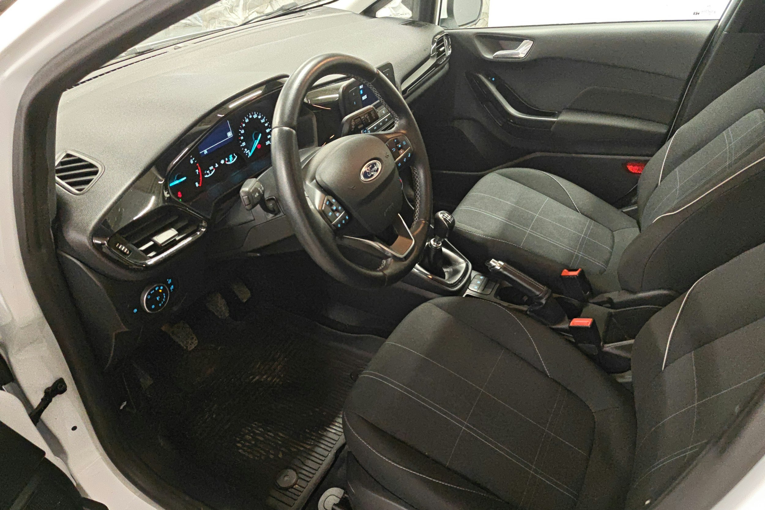 valkoinen Ford Fiesta 2018 kuva 6.