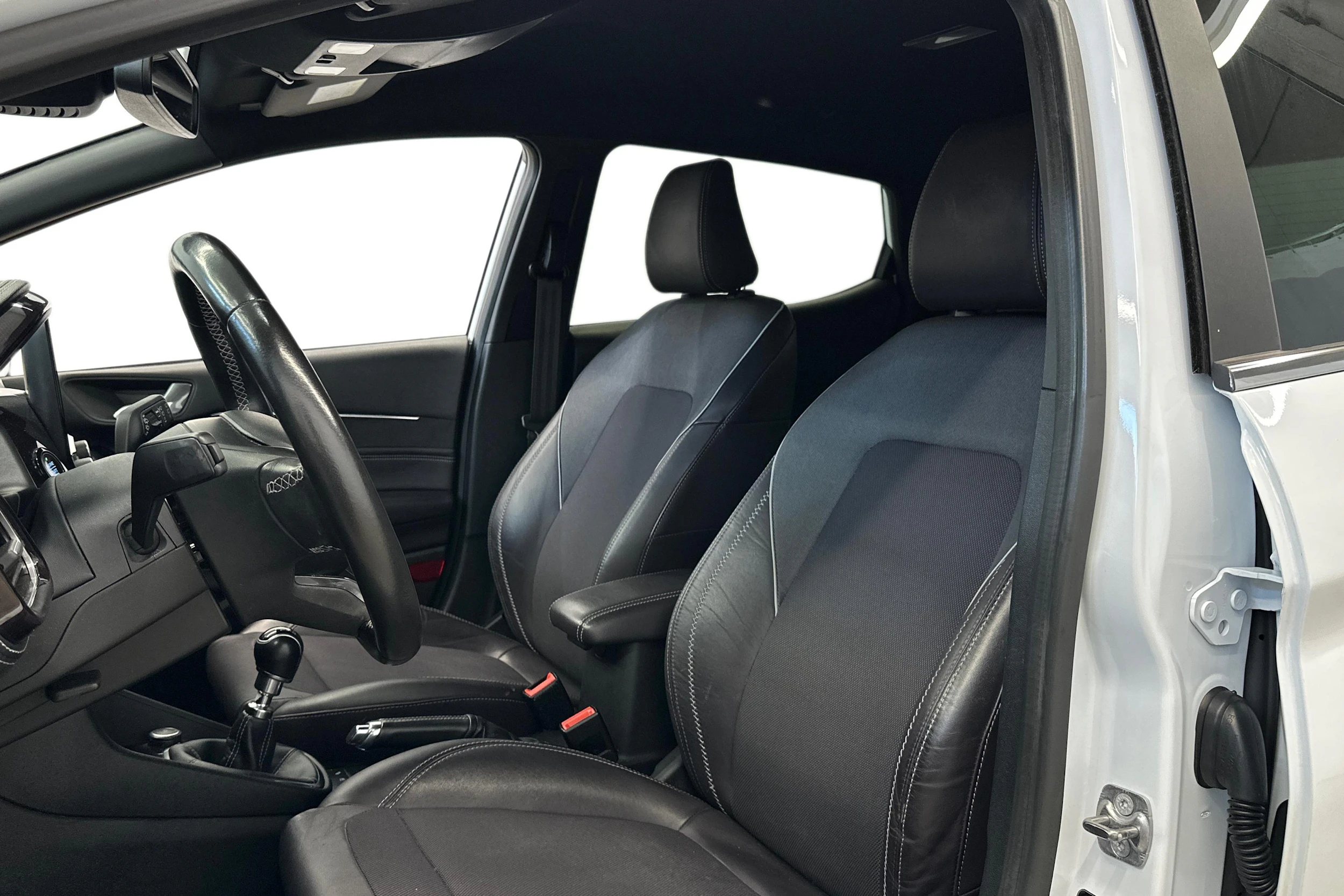 valkoinen Ford Fiesta 2018 kuva 6.