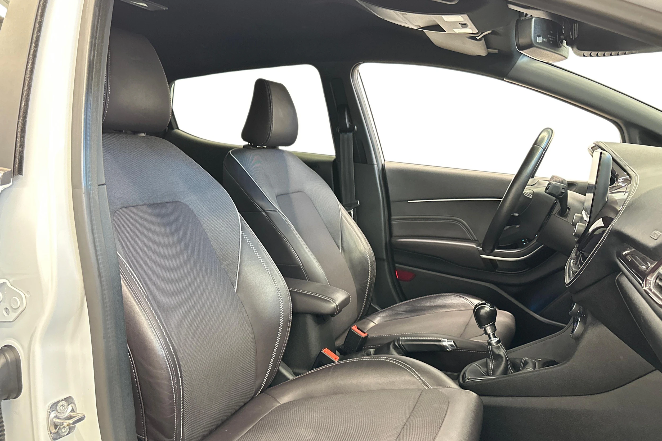 valkoinen Ford Fiesta 2018 kuva 7.