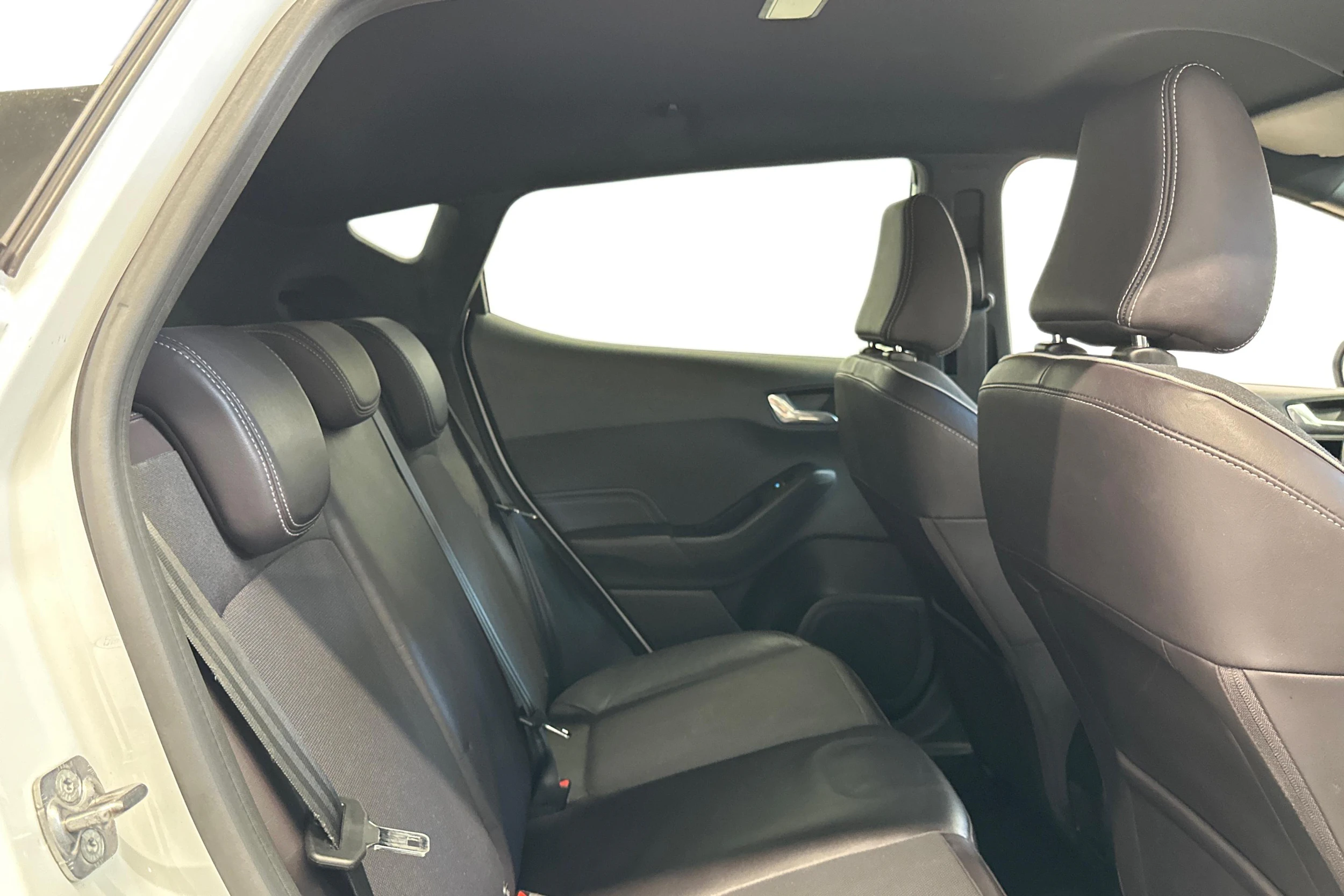 valkoinen Ford Fiesta 2018 kuva 9.