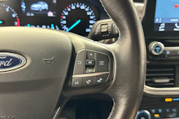 valkoinen Ford Fiesta 2018 kuva 14.
