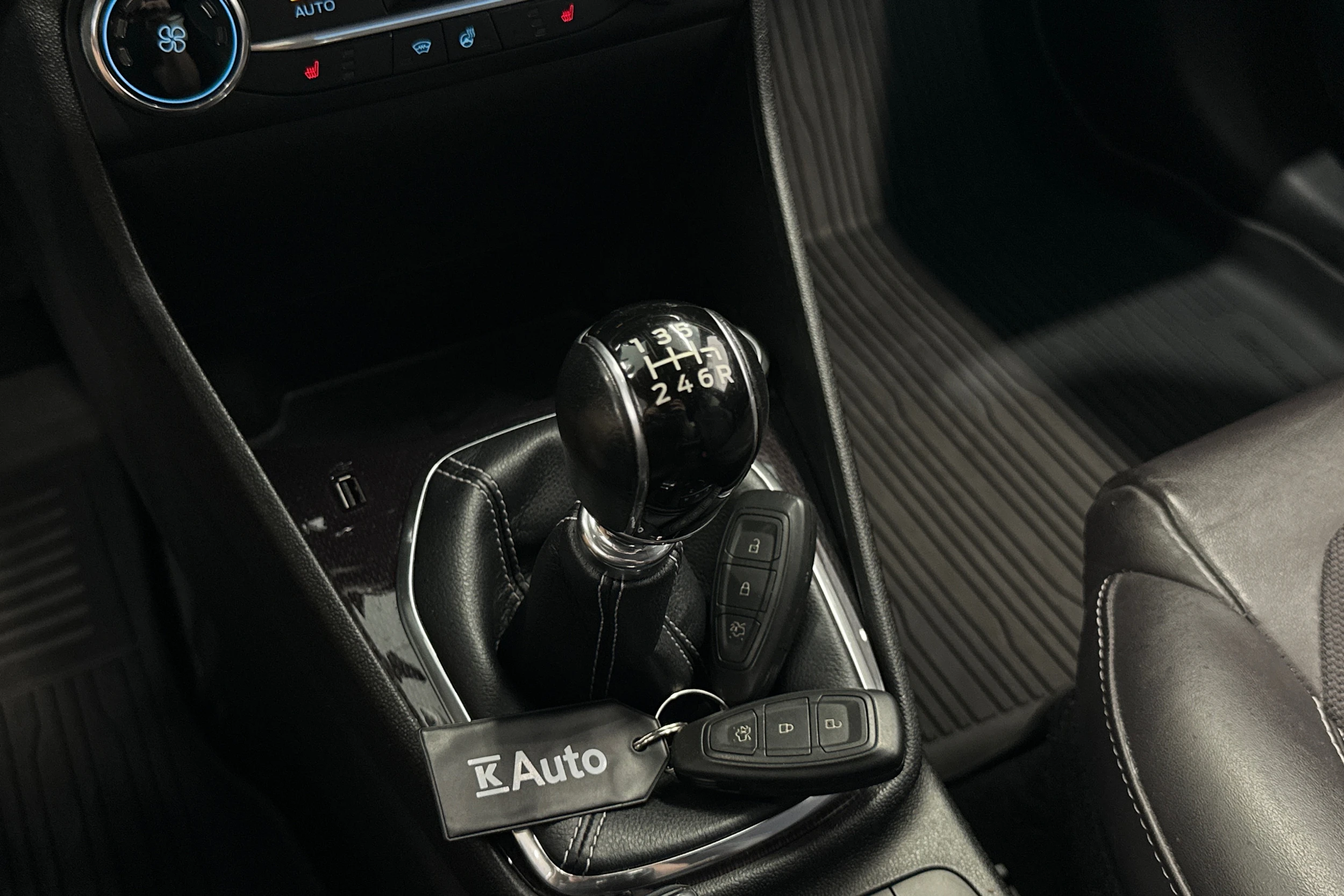 valkoinen Ford Fiesta 2018 kuva 18.