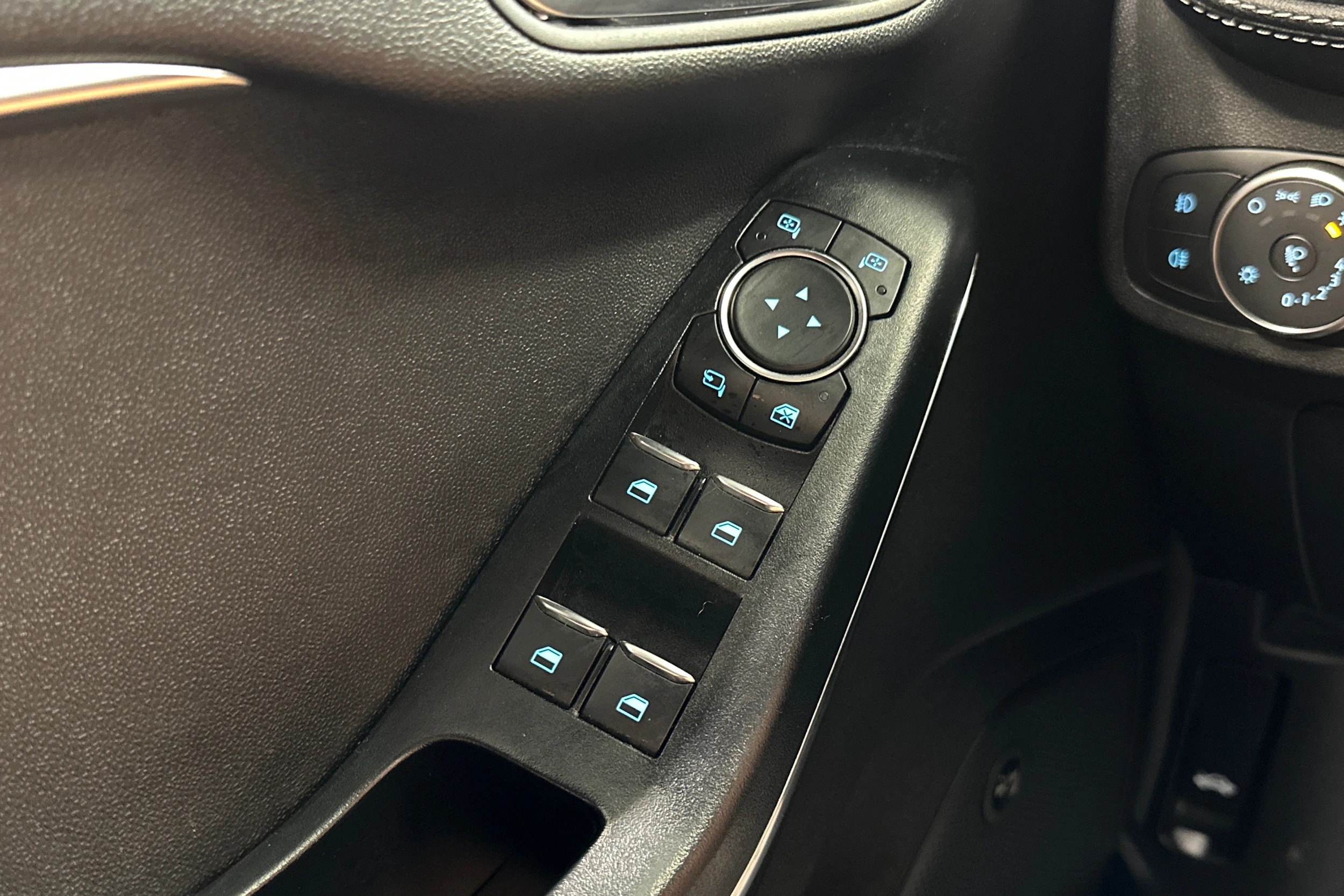 valkoinen Ford Fiesta 2018 kuva 23.