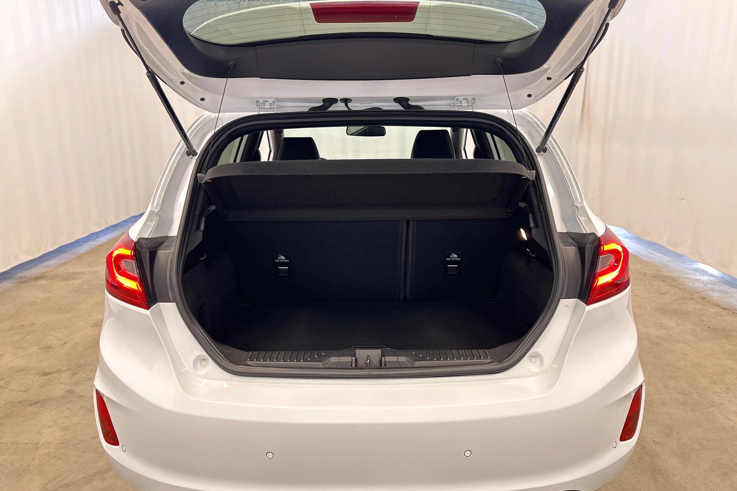valkoinen Ford Fiesta 2018 kuva 25.