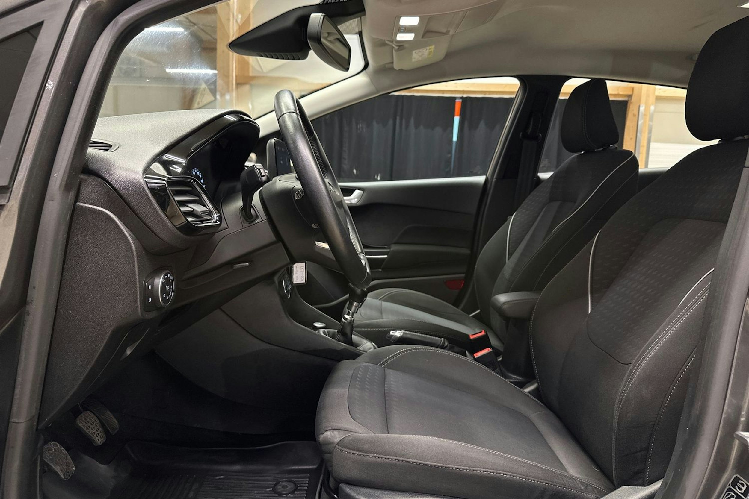harmaa Ford Fiesta 2018 kuva 17.