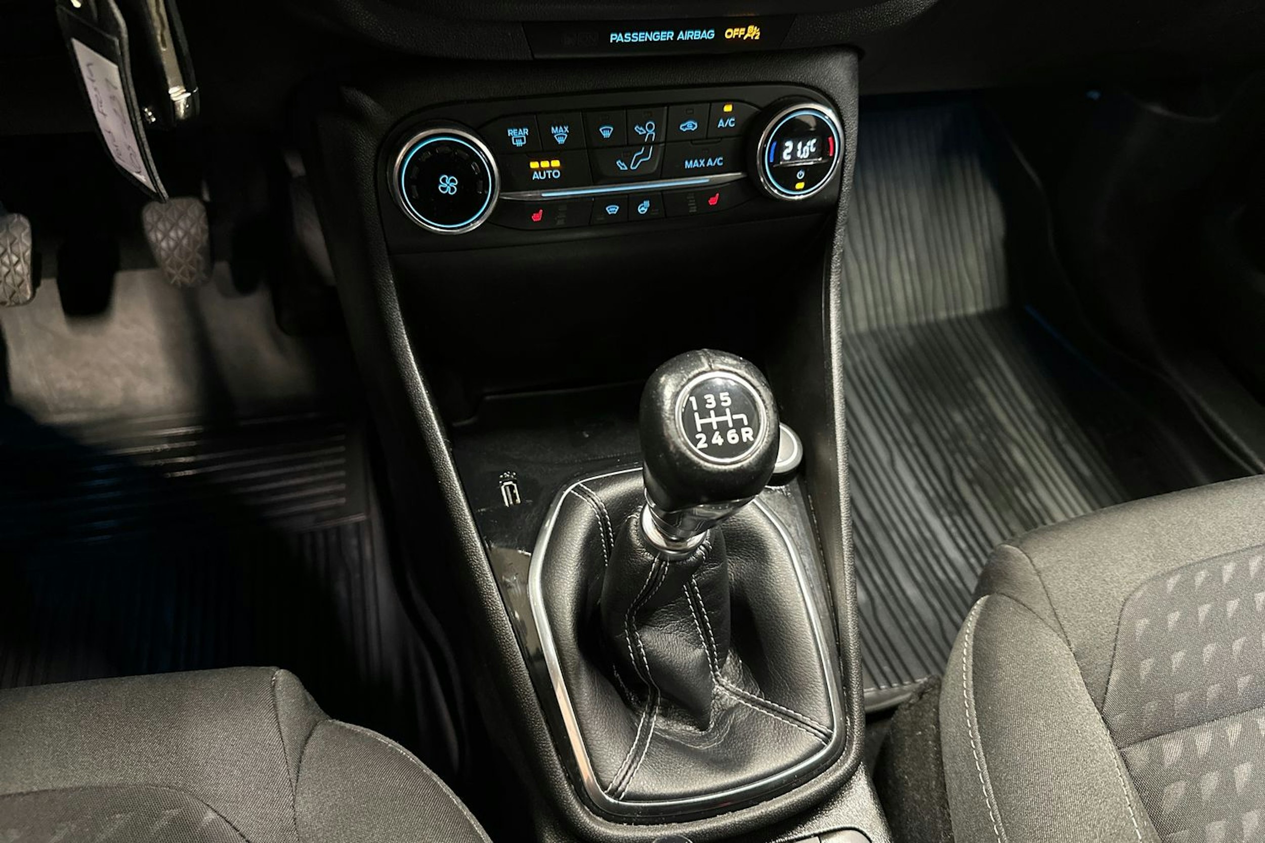 harmaa Ford Fiesta 2018 kuva 23.