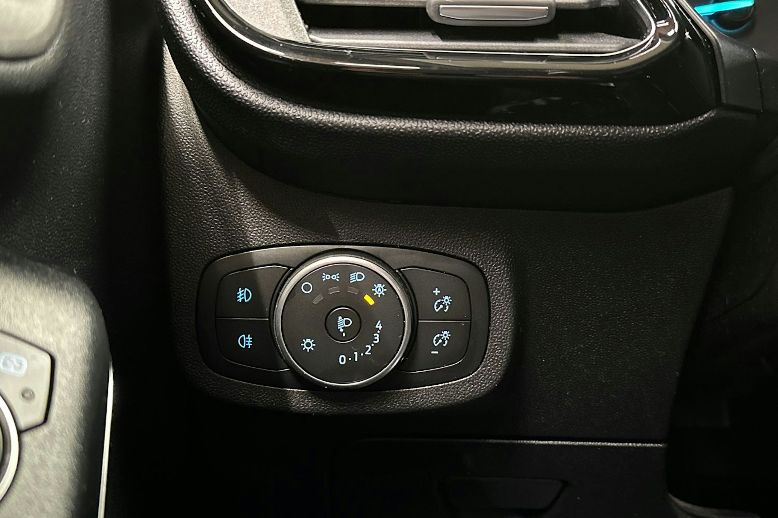 harmaa Ford Fiesta 2018 kuva 29.