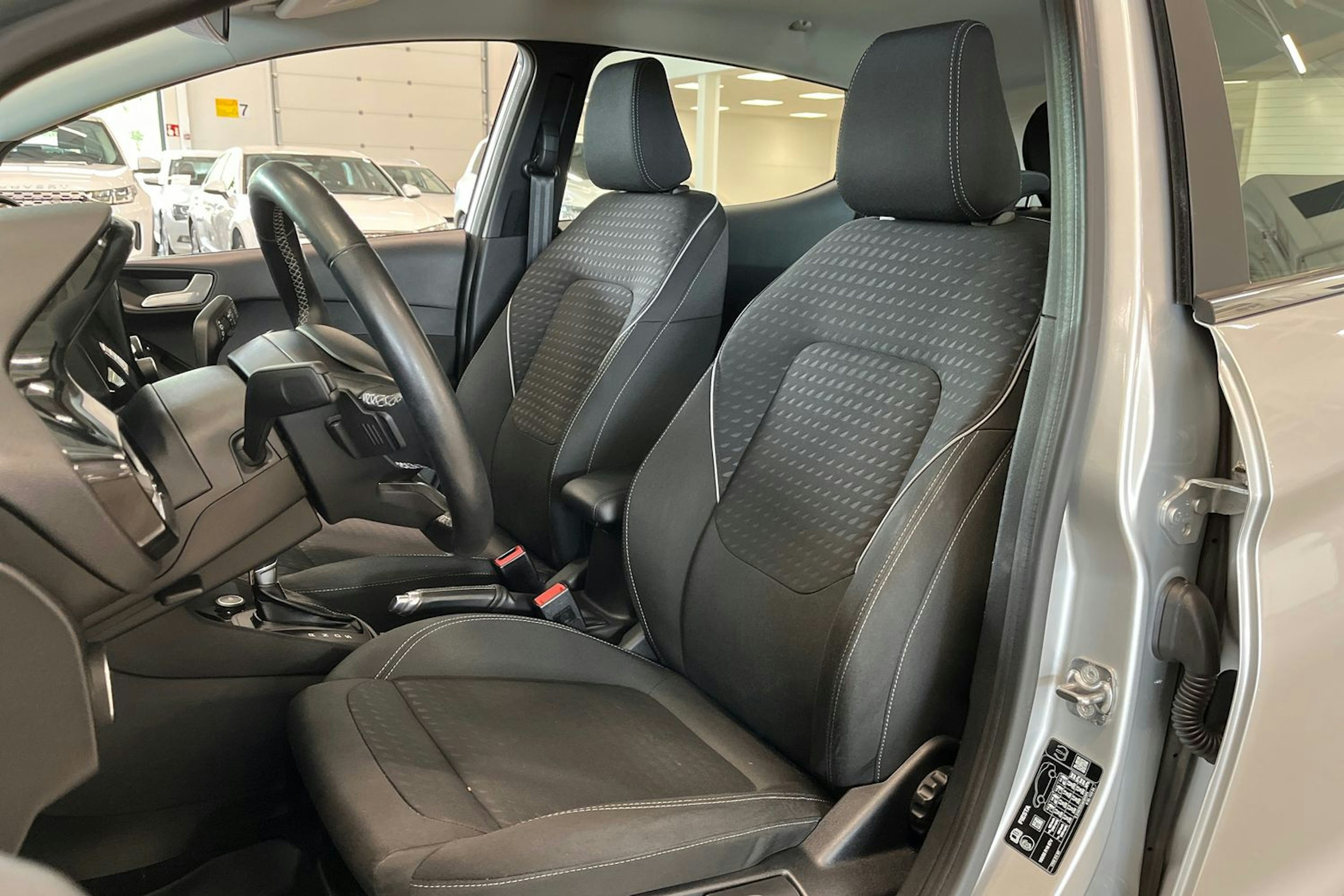 harmaa Ford Fiesta 2018 kuva 11.