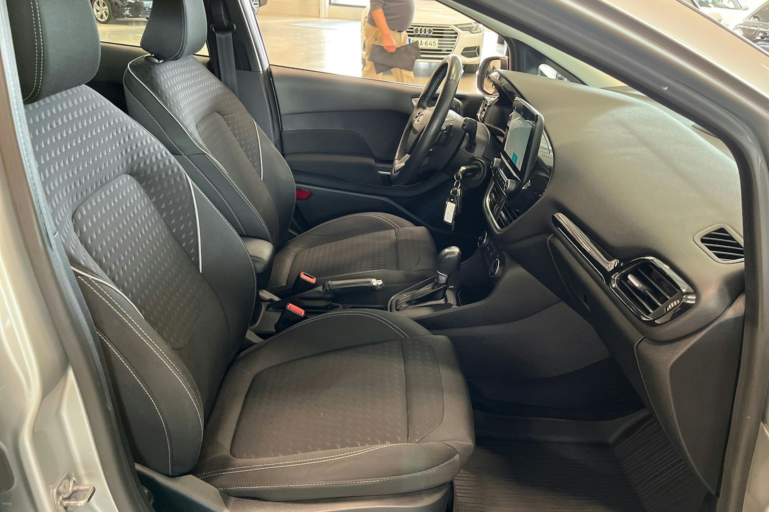 harmaa Ford Fiesta 2018 kuva 12.