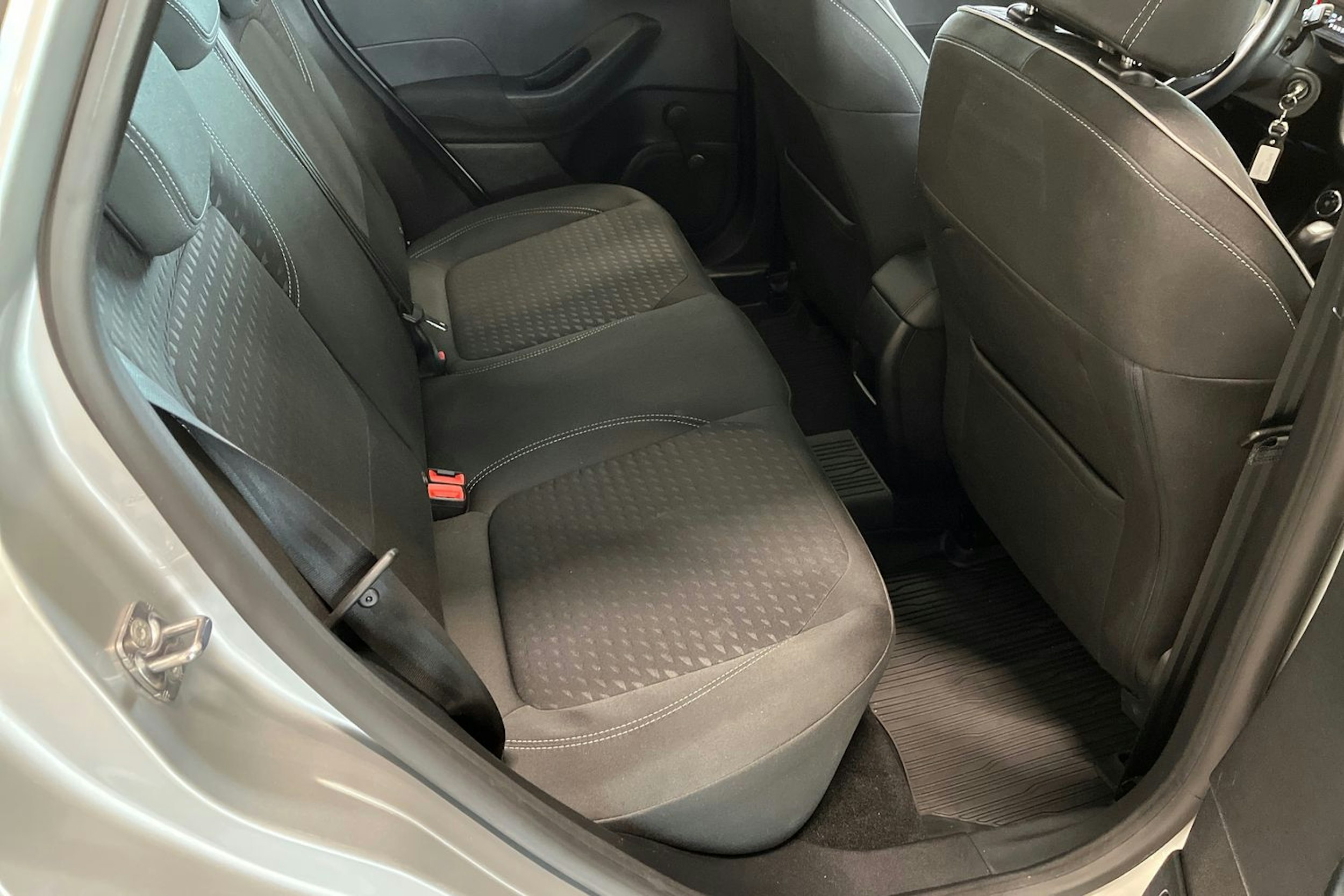 harmaa Ford Fiesta 2018 kuva 13.