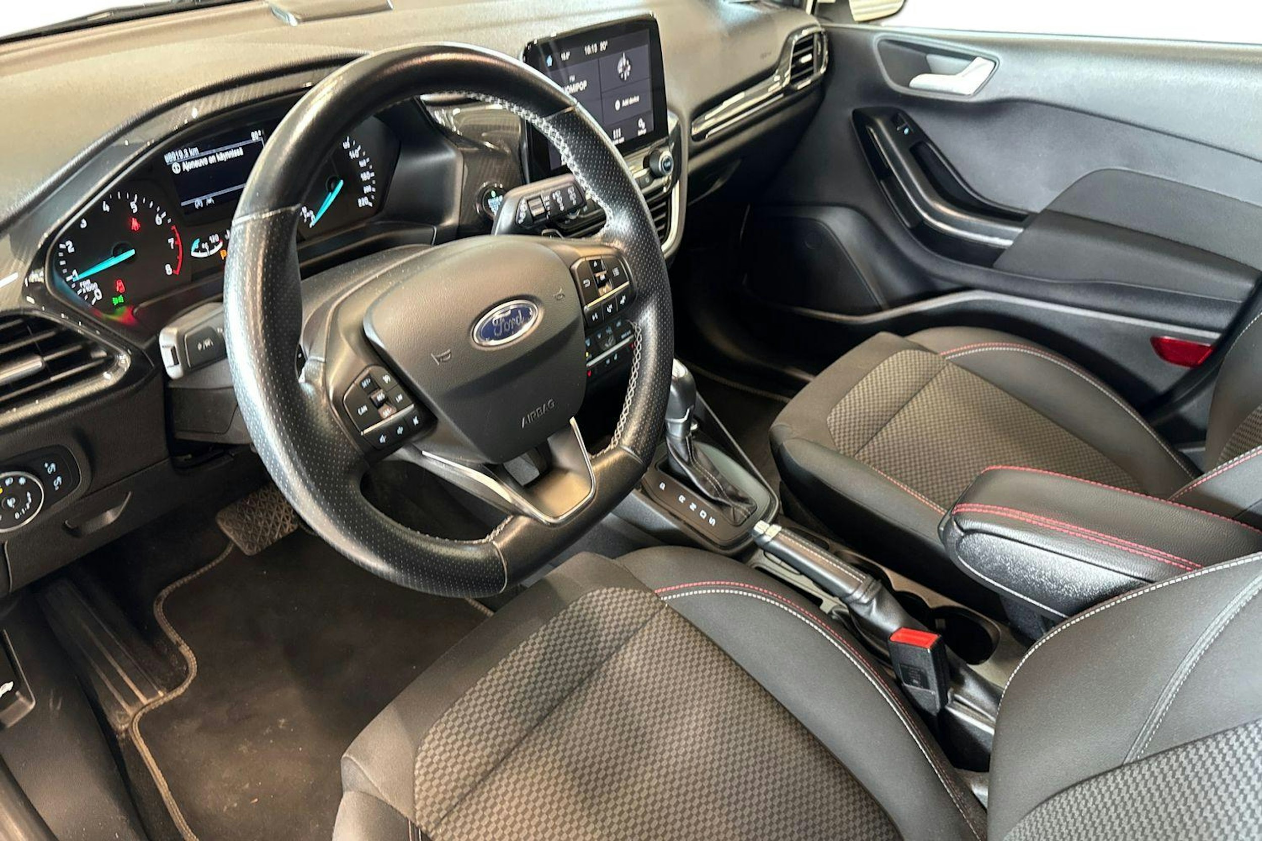 valkoinen Ford Fiesta 2018 kuva 7.