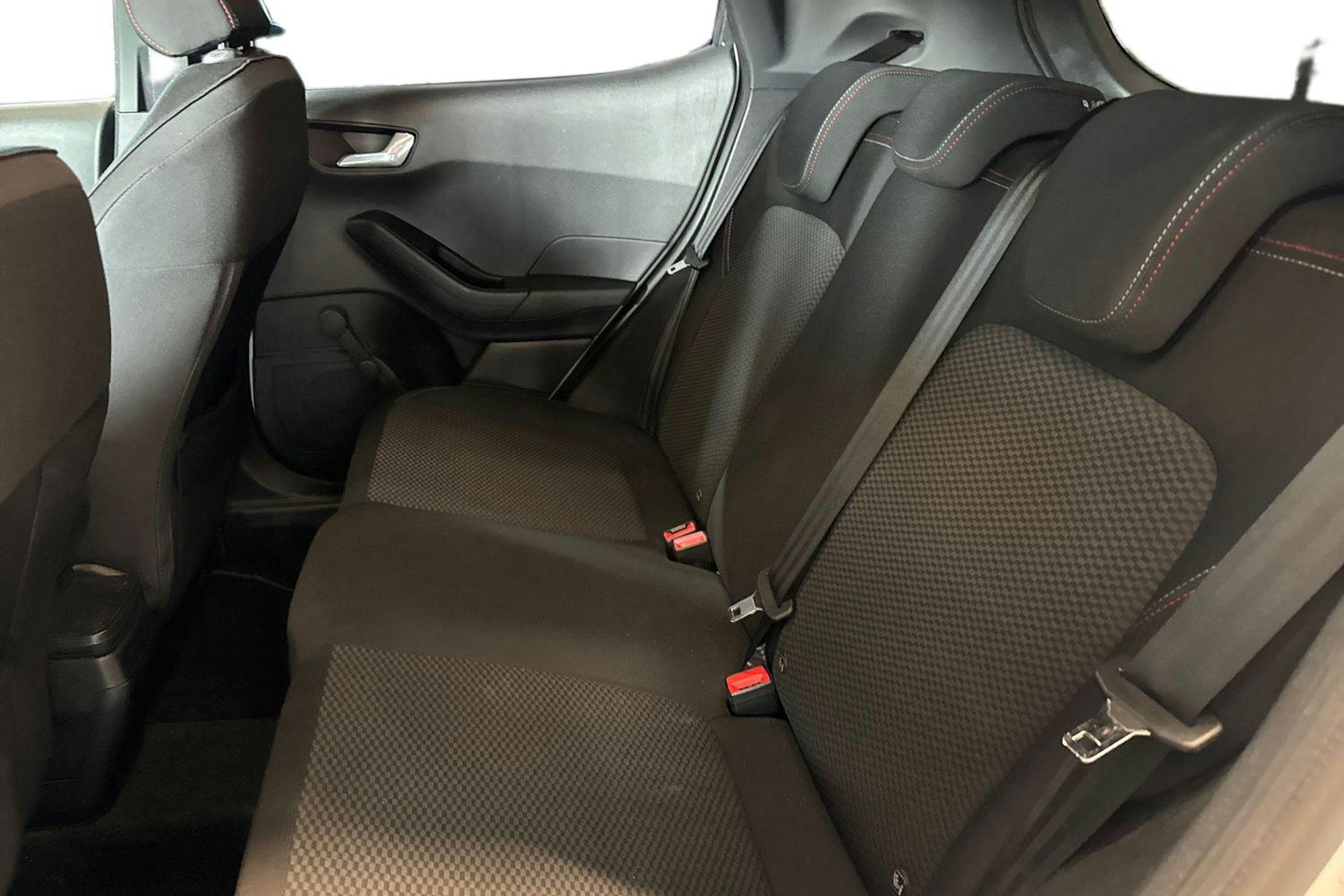 valkoinen Ford Fiesta 2018 kuva 10.
