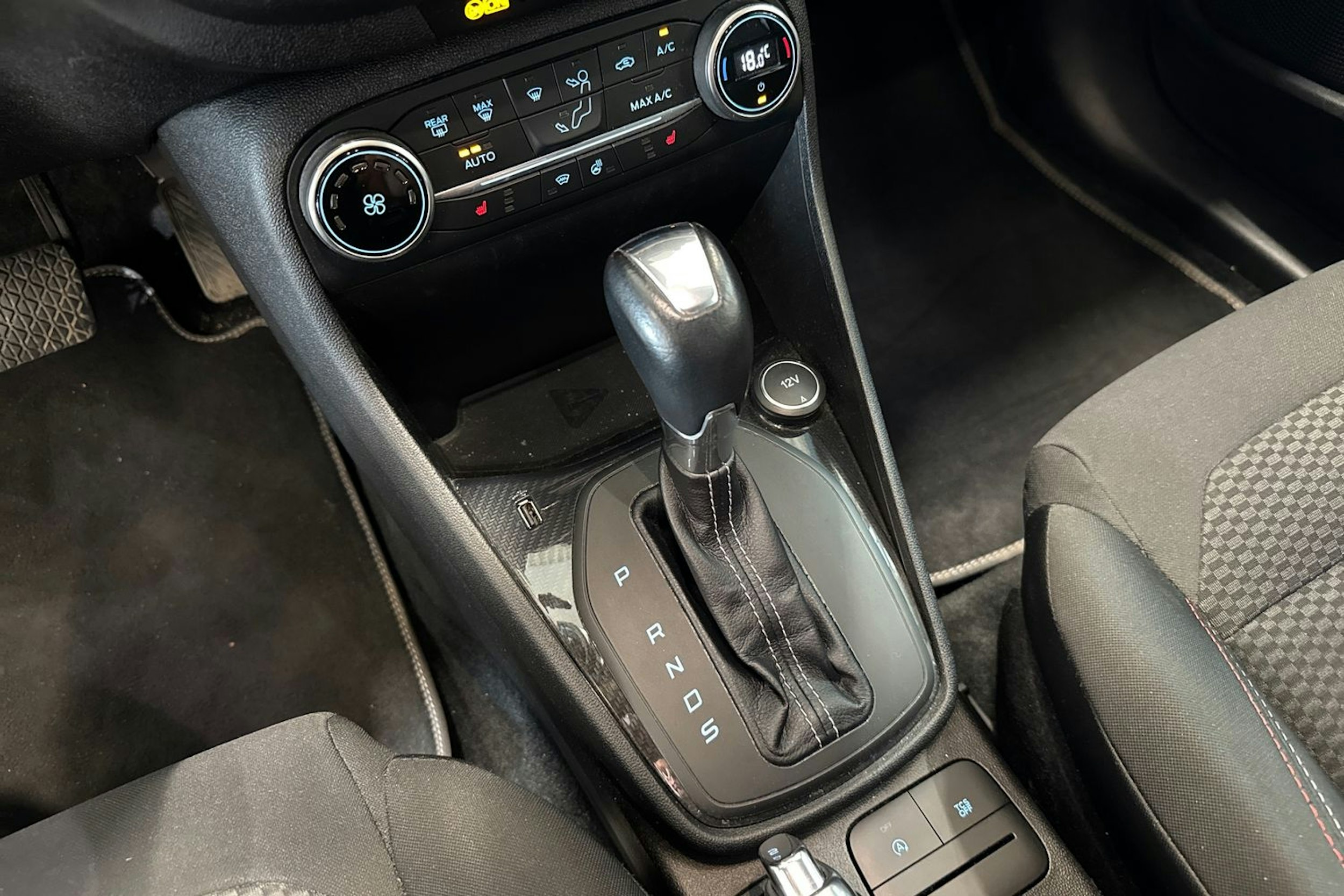 valkoinen Ford Fiesta 2018 kuva 15.