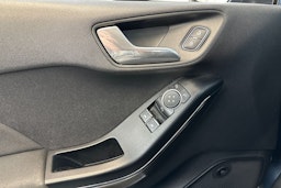 sininen Ford Fiesta 2019 kuva 17.