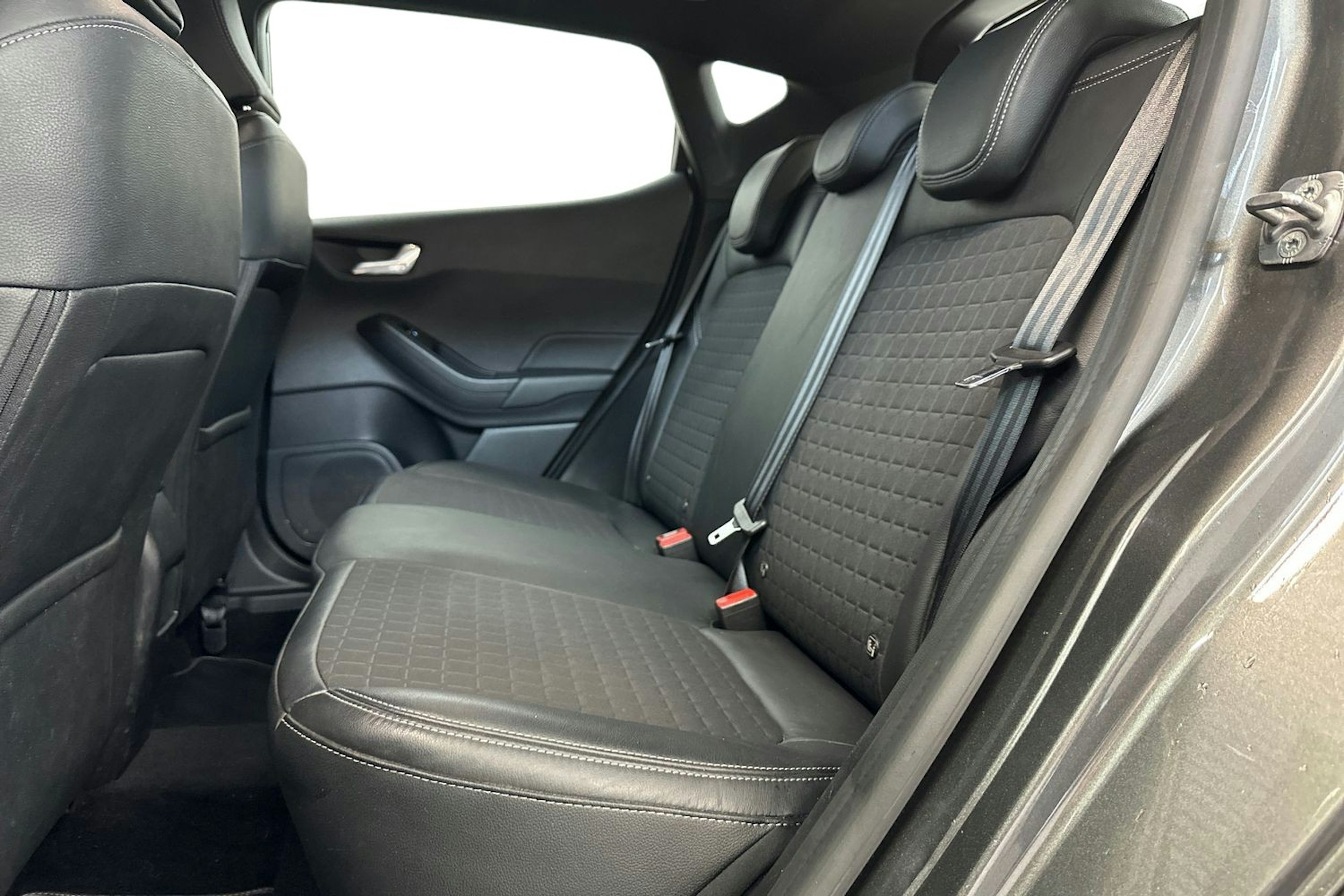 Harmaa Ford FIESTA 2019 kuva 10.