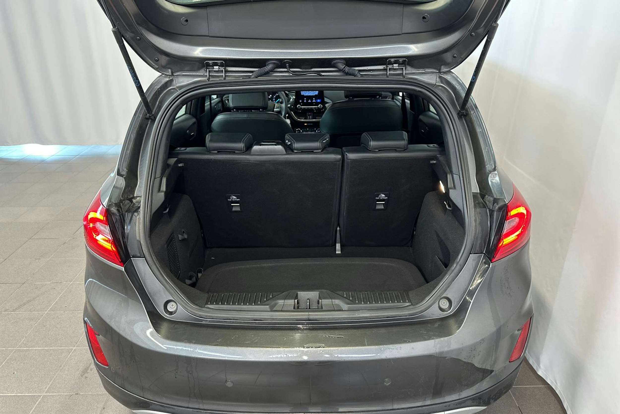 Harmaa Ford FIESTA 2019 kuva 15.