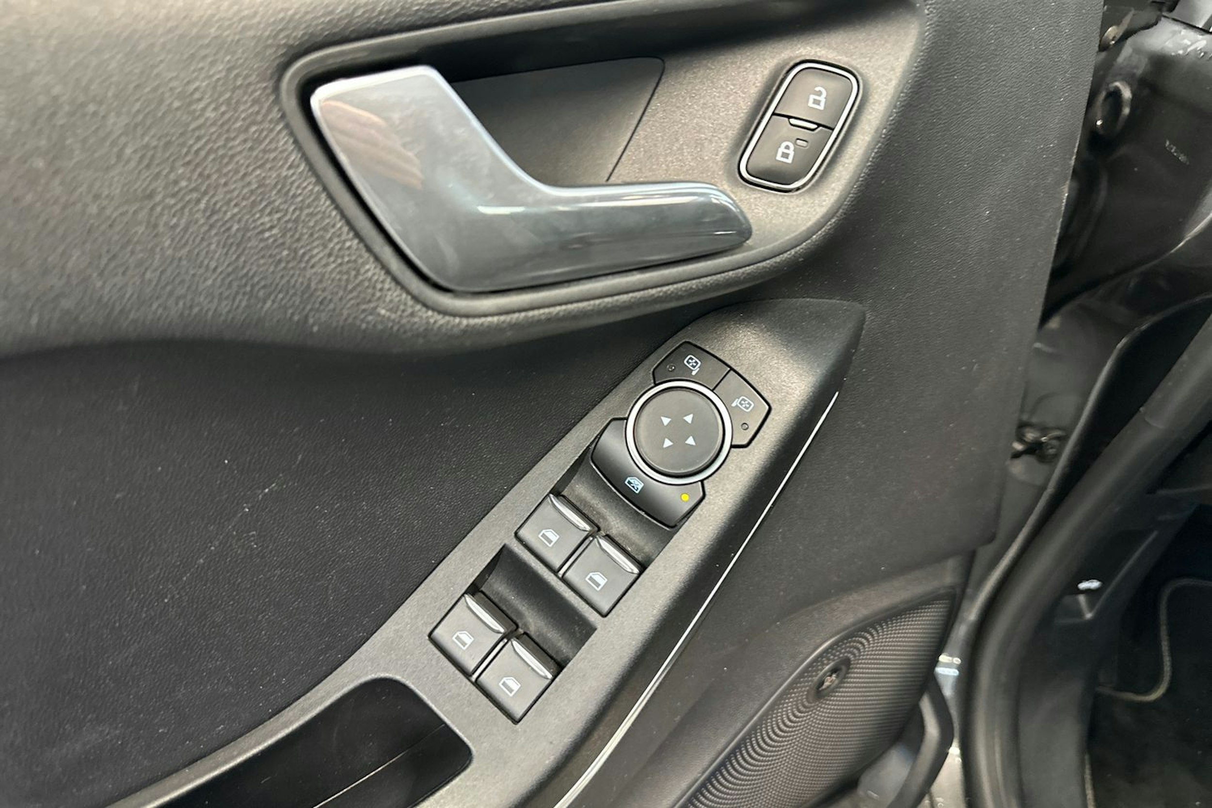 Harmaa Ford FIESTA 2019 kuva 16.