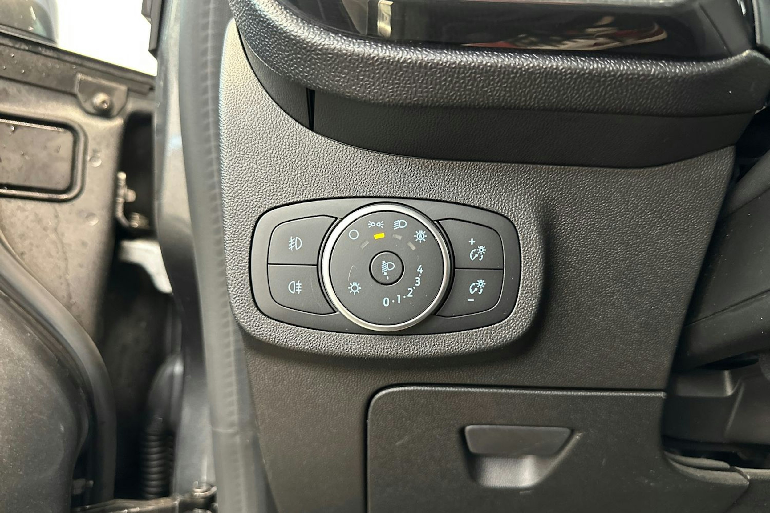 Harmaa Ford FIESTA 2019 kuva 17.