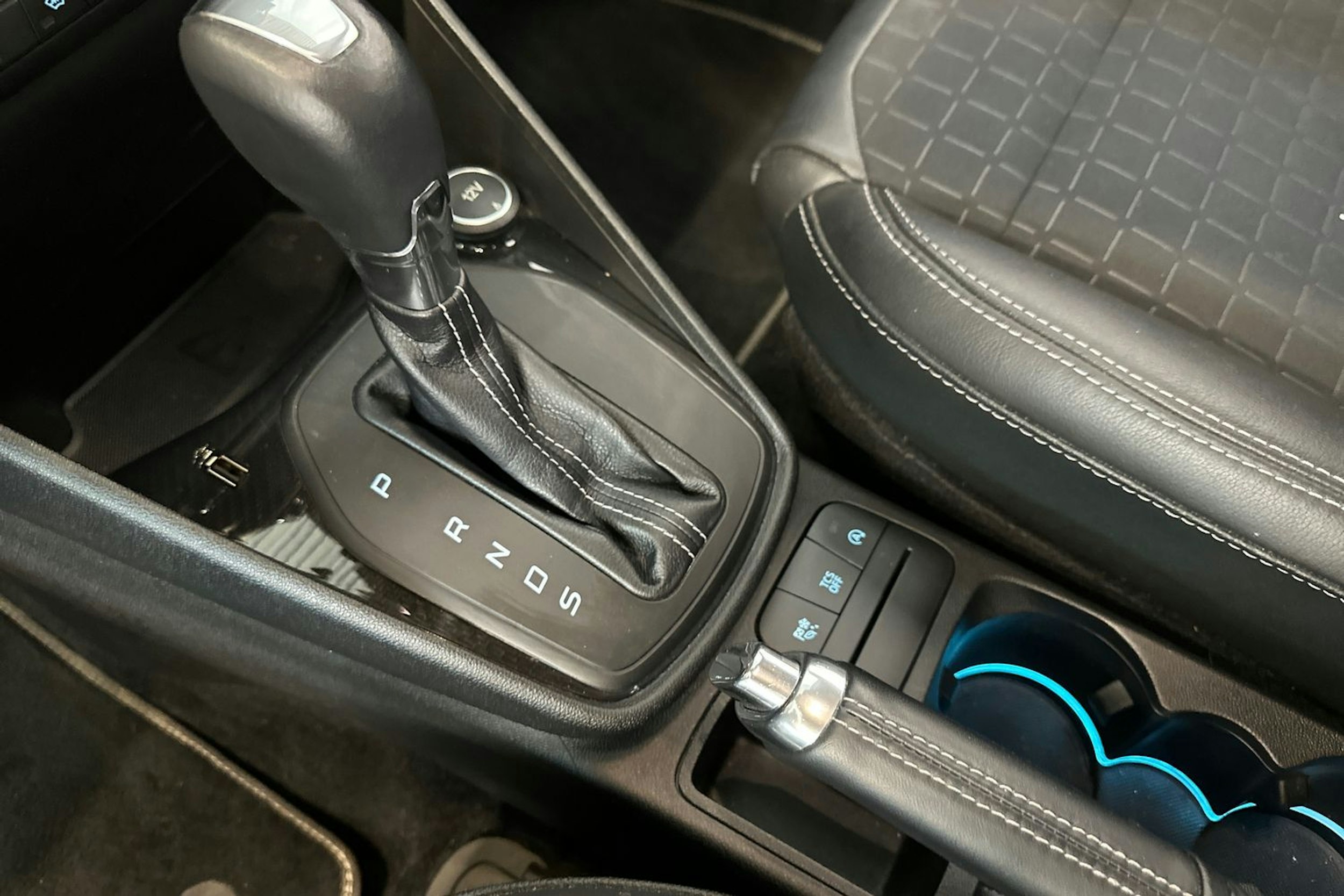 Harmaa Ford FIESTA 2019 kuva 21.