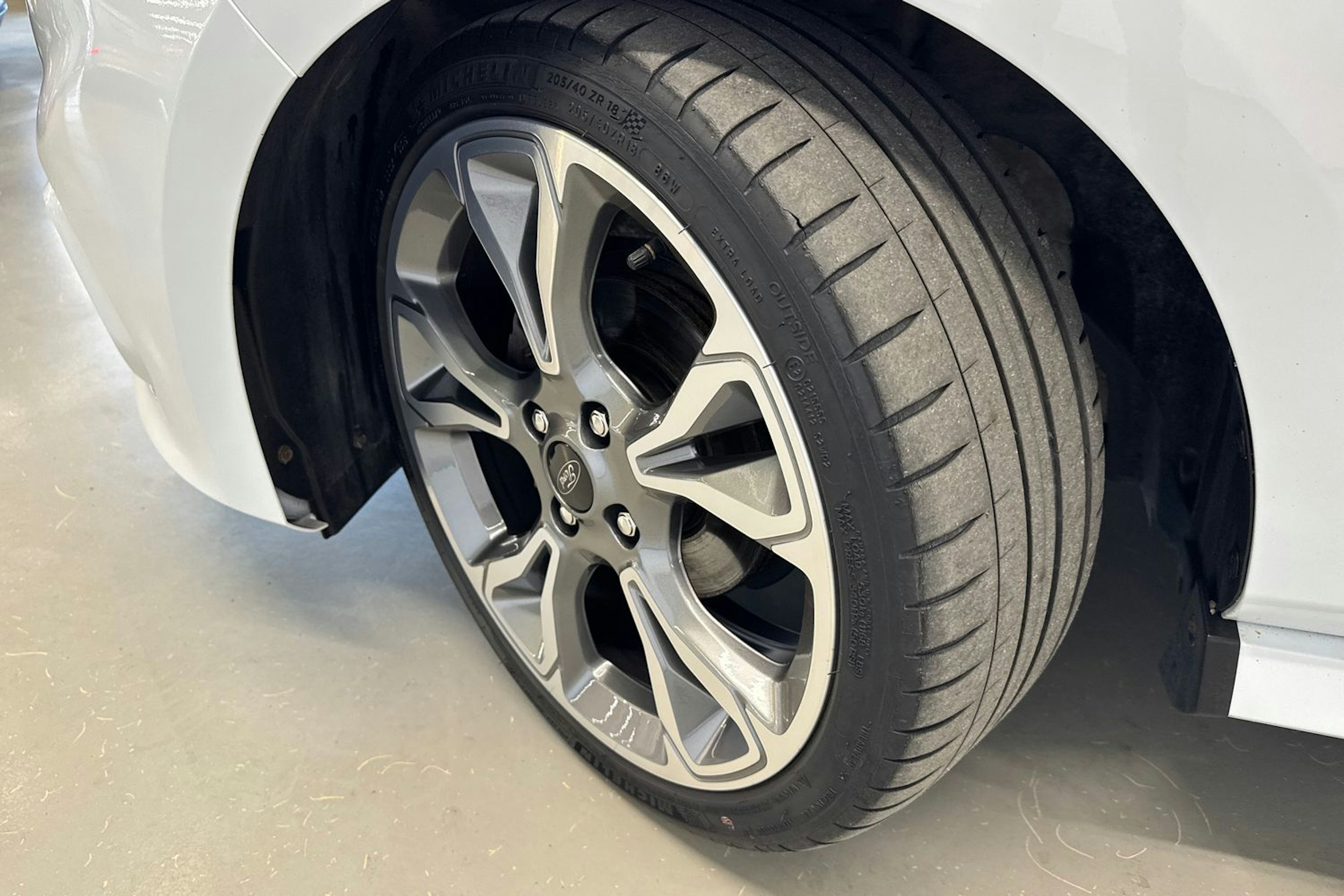 valkoinen Ford Fiesta 2019 kuva 21.