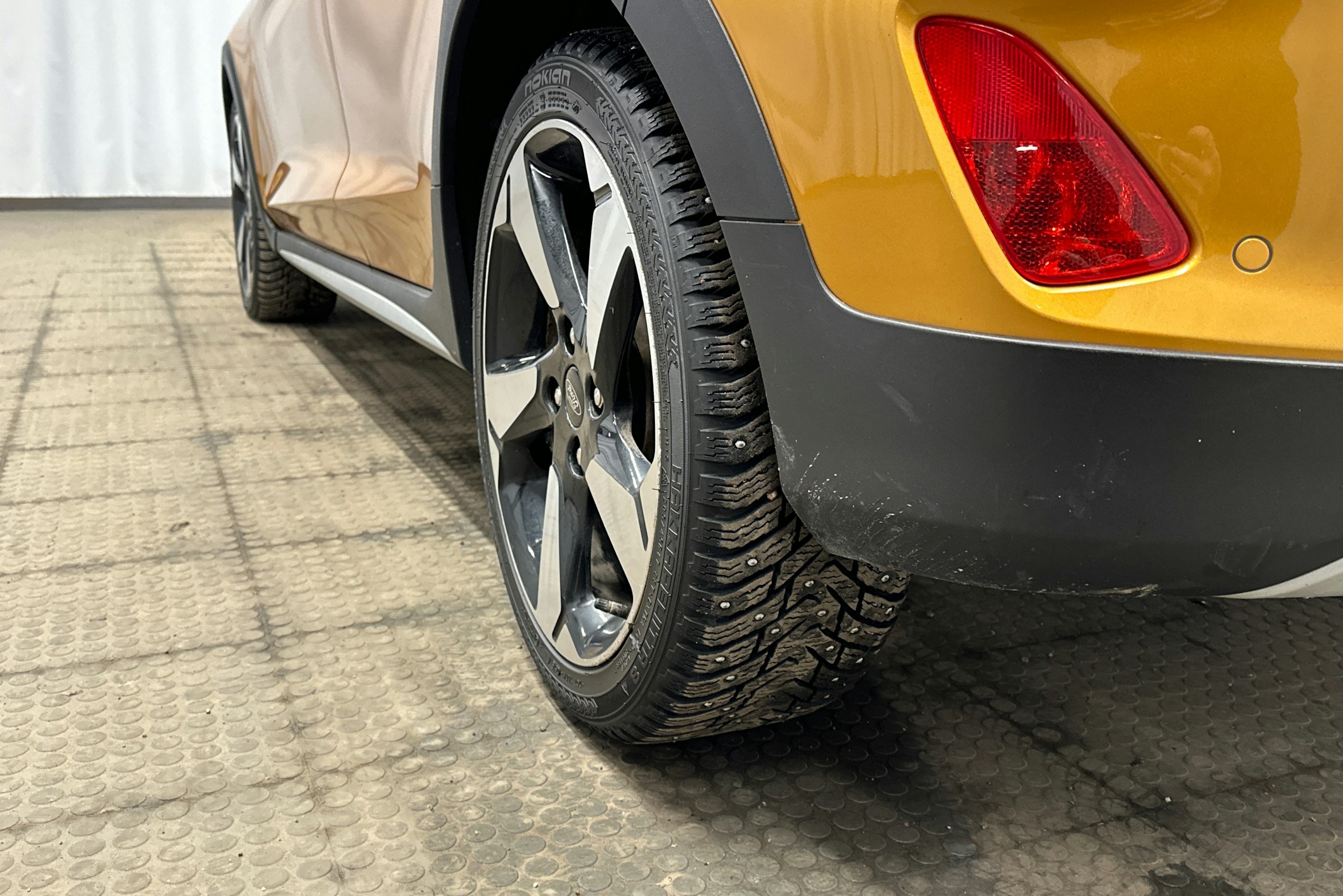 keltainen Ford Fiesta 2019 kuva 13.