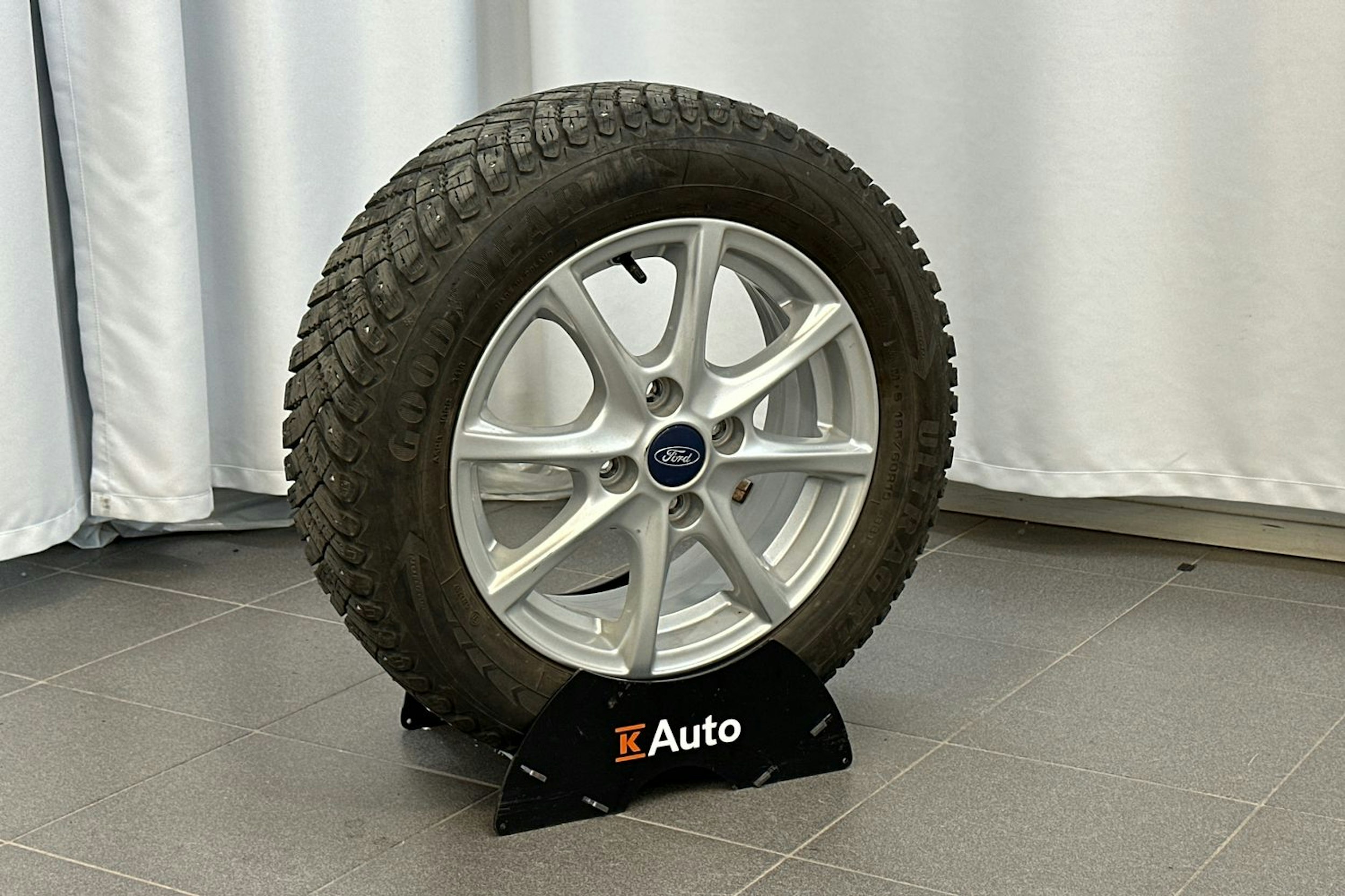 harmaa Ford Fiesta 2019 kuva 11.