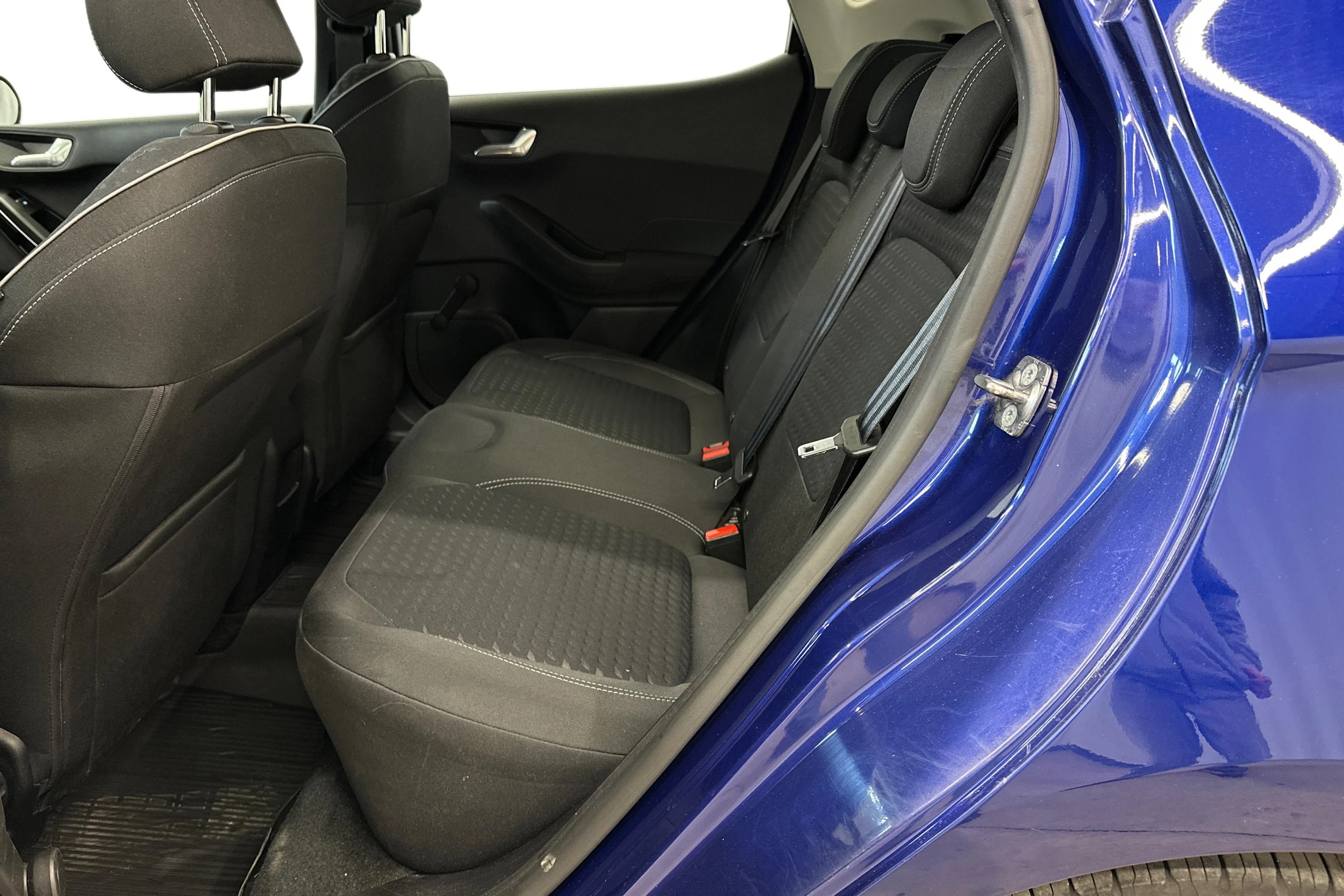 sininen metalliväri Ford Fiesta 2019 kuva 11.