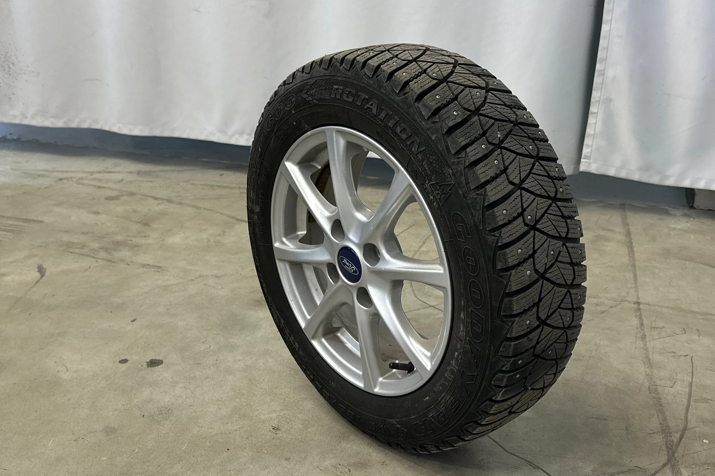 sininen metalliväri Ford Fiesta 2019 kuva 16.
