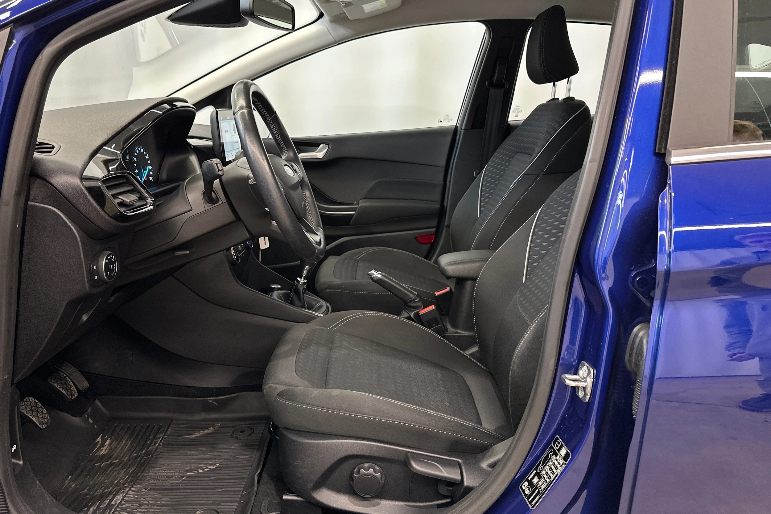 sininen metalliväri Ford Fiesta 2019 kuva 17.