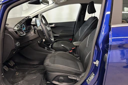 sininen metalliväri Ford Fiesta 2019 kuva 17.