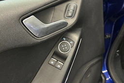 sininen metalliväri Ford Fiesta 2019 kuva 18.
