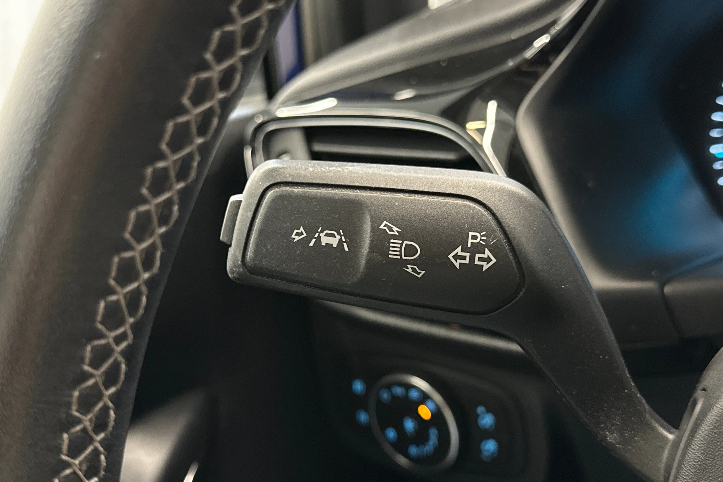 sininen metalliväri Ford Fiesta 2019 kuva 22.