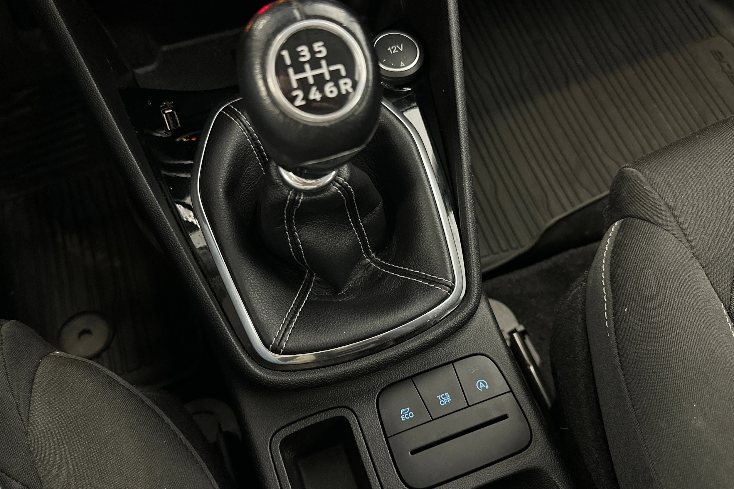sininen metalliväri Ford Fiesta 2019 kuva 27.