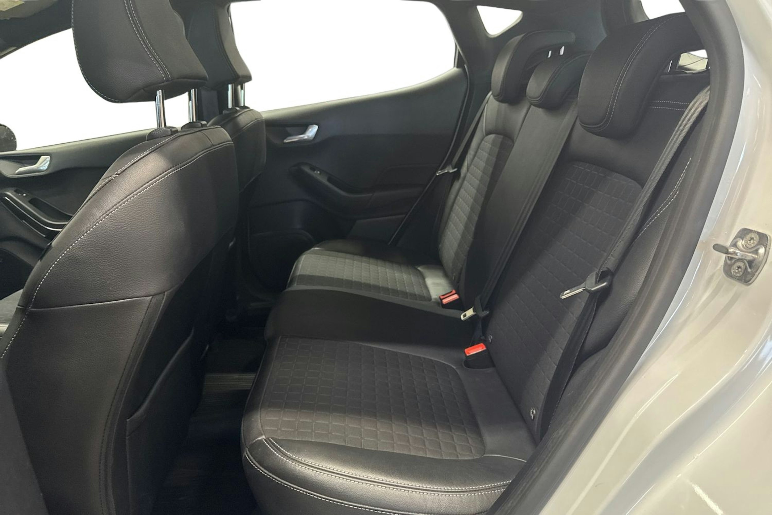 valkoinen Ford Fiesta 2019 kuva 10.
