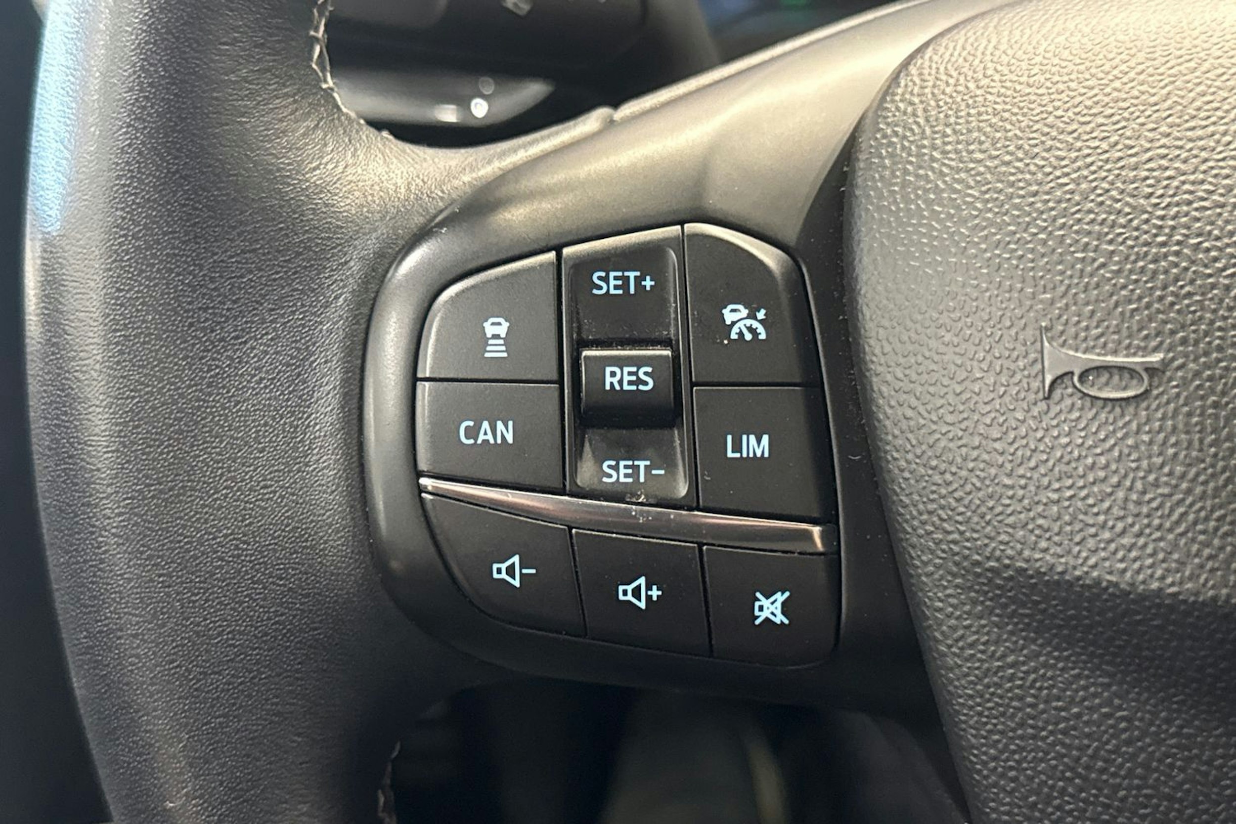 valkoinen Ford Fiesta 2019 kuva 16.