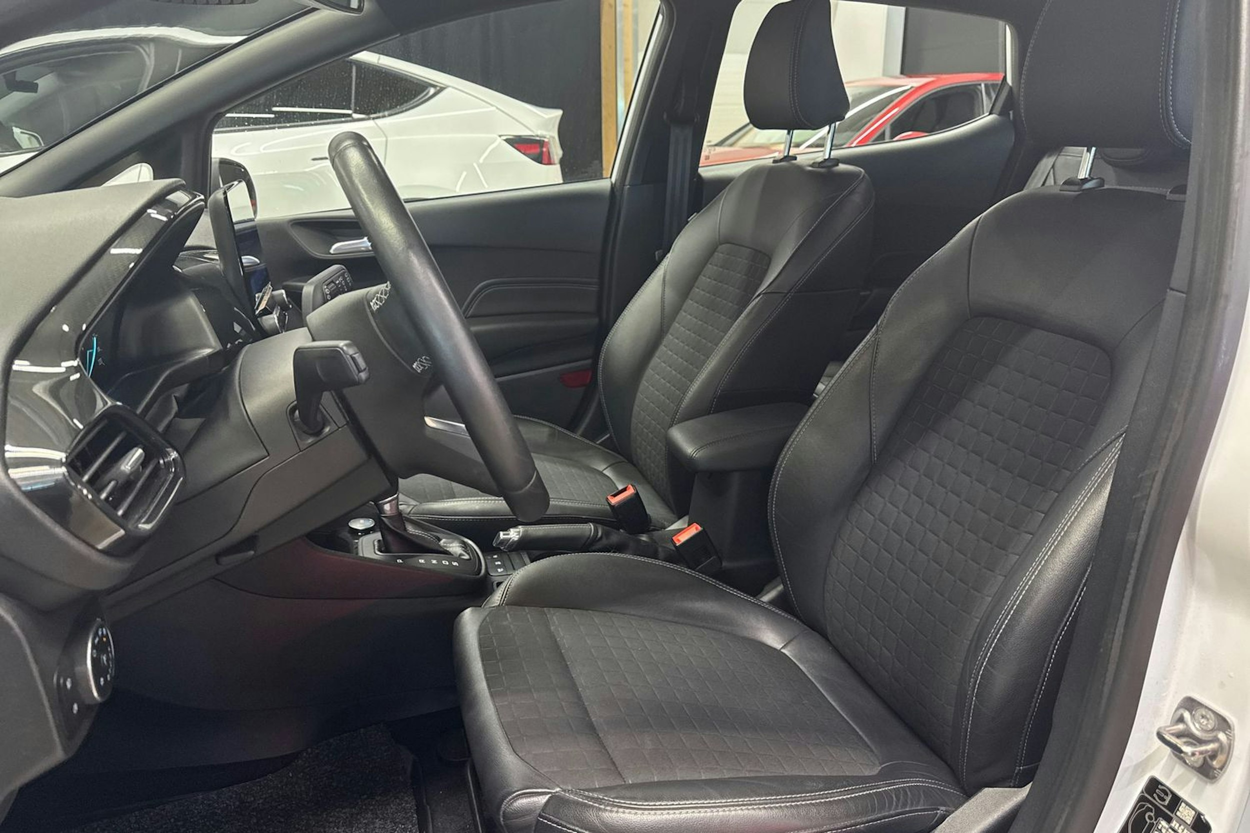 valkoinen Ford Fiesta 2019 kuva 27.