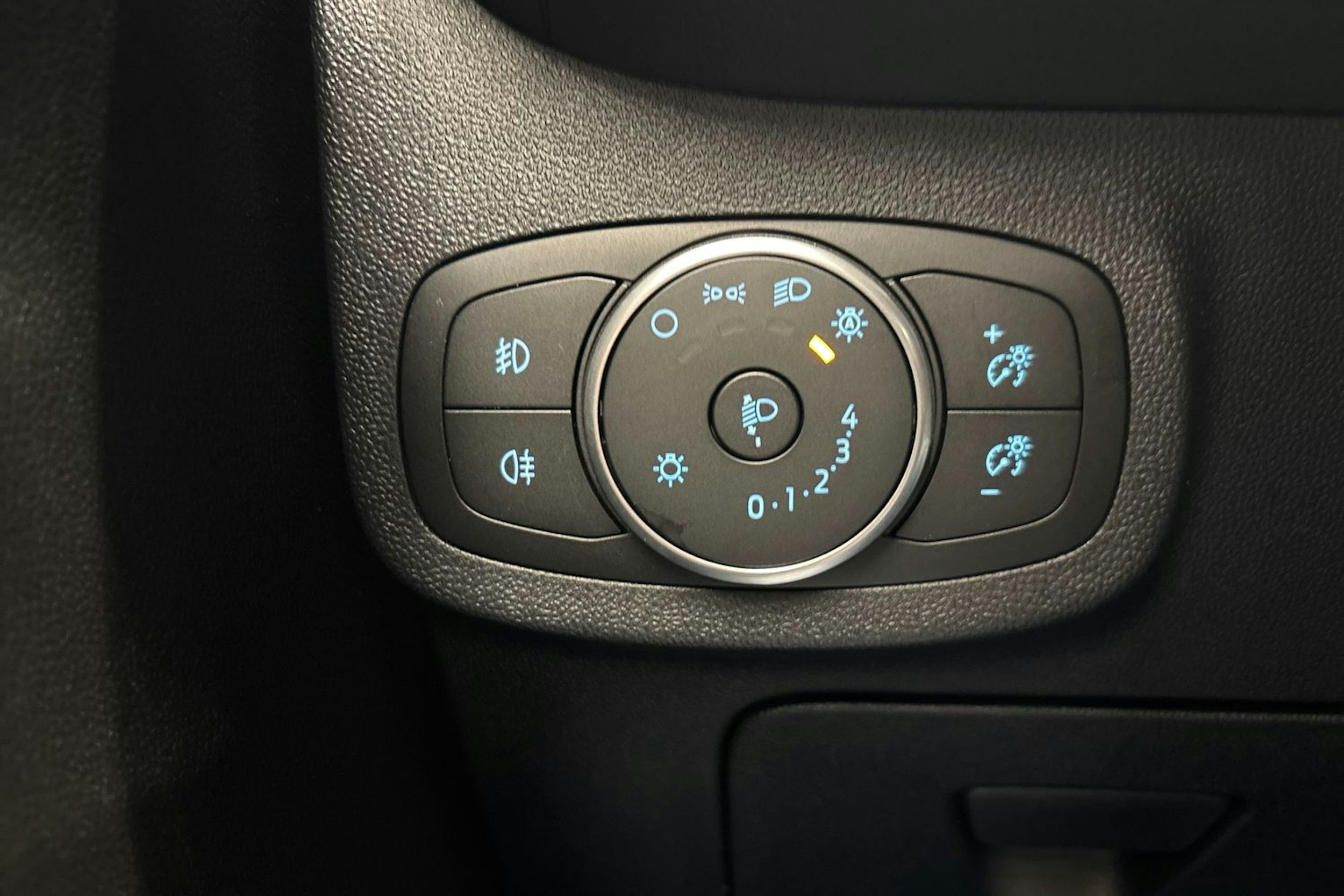 sininen Ford Fiesta 2020 kuva 14.