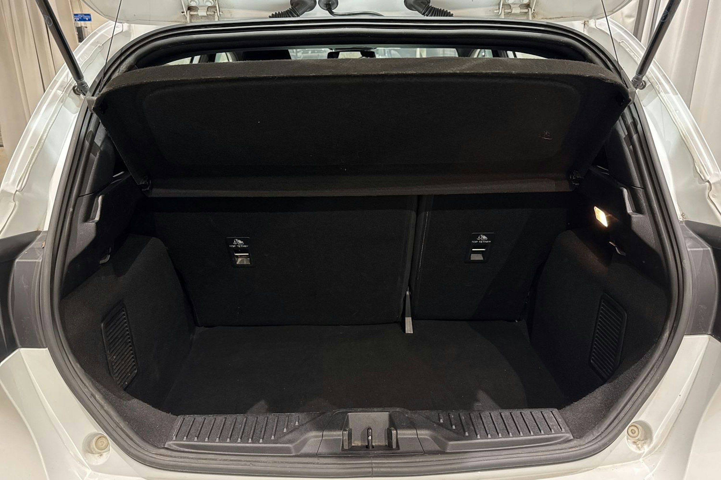 valkoinen Ford Fiesta 2020 kuva 15.