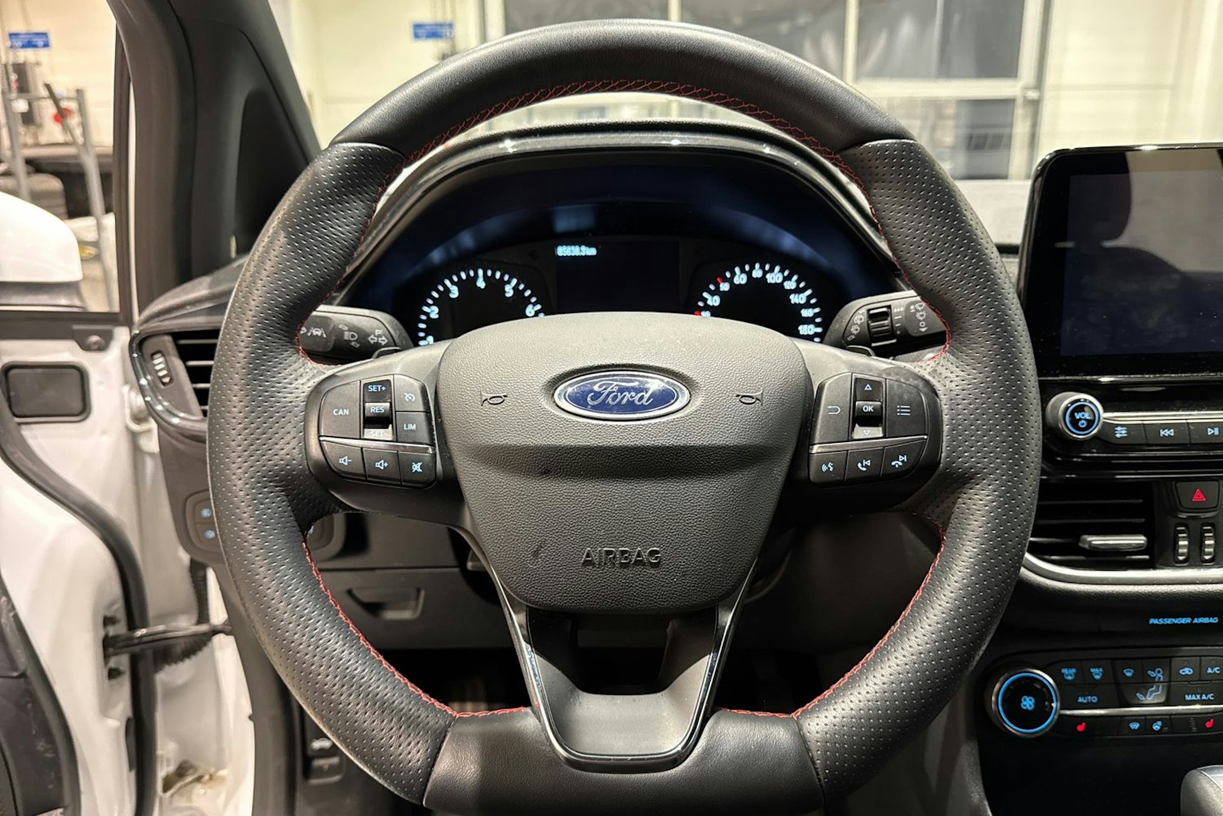 valkoinen Ford Fiesta 2020 kuva 17.