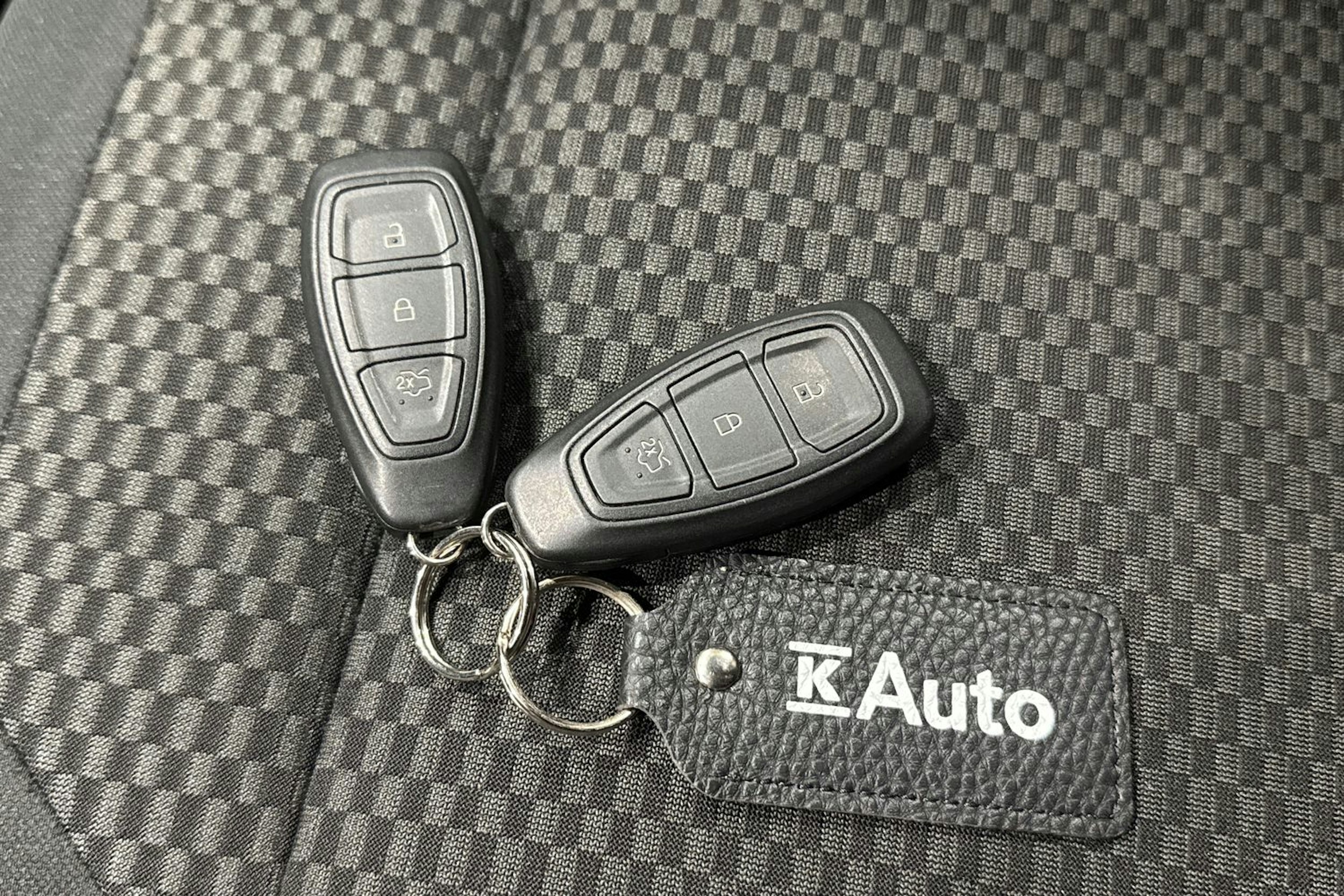 valkoinen Ford Fiesta 2020 kuva 25.