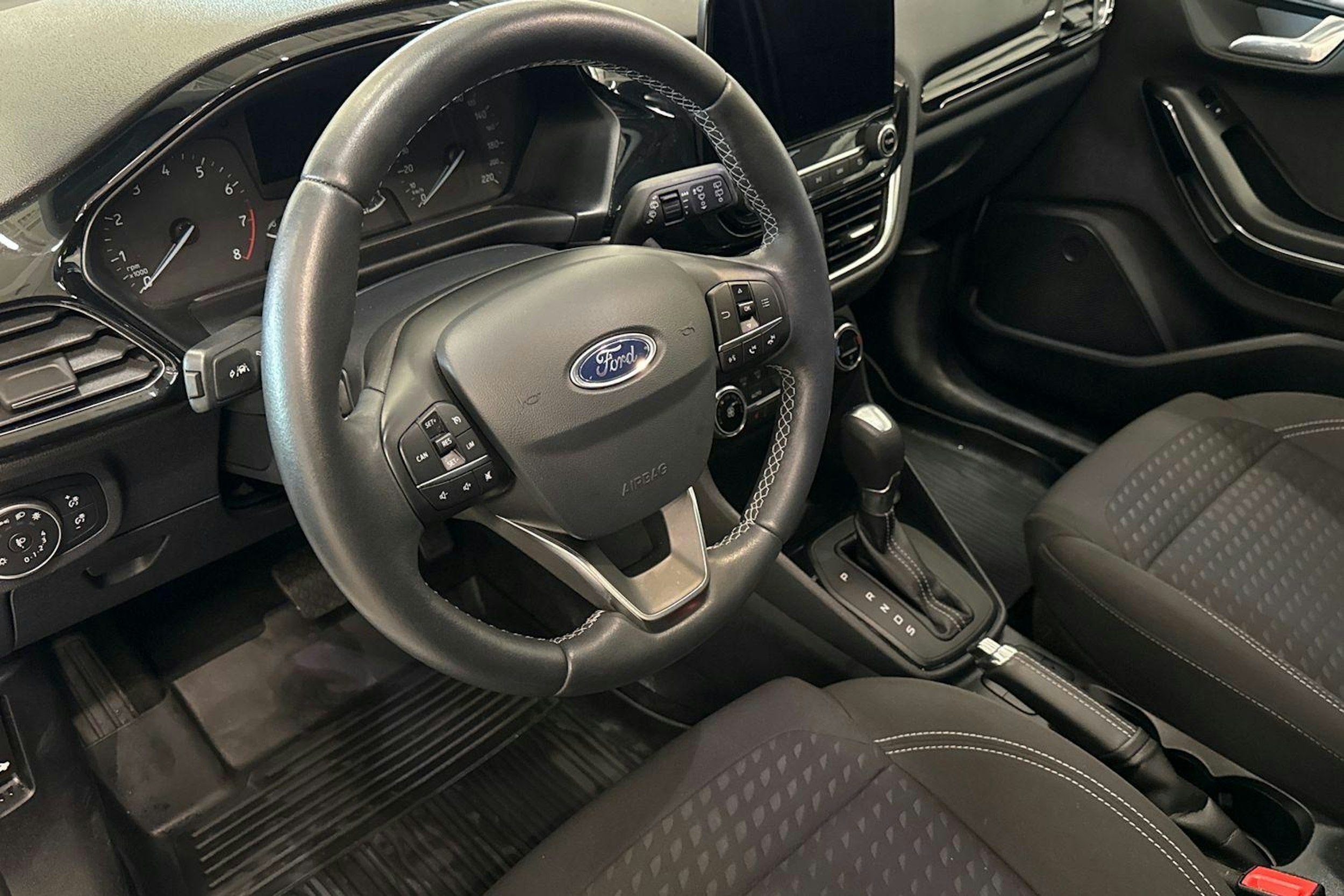 valkoinen Ford Fiesta 2021 kuva 7.