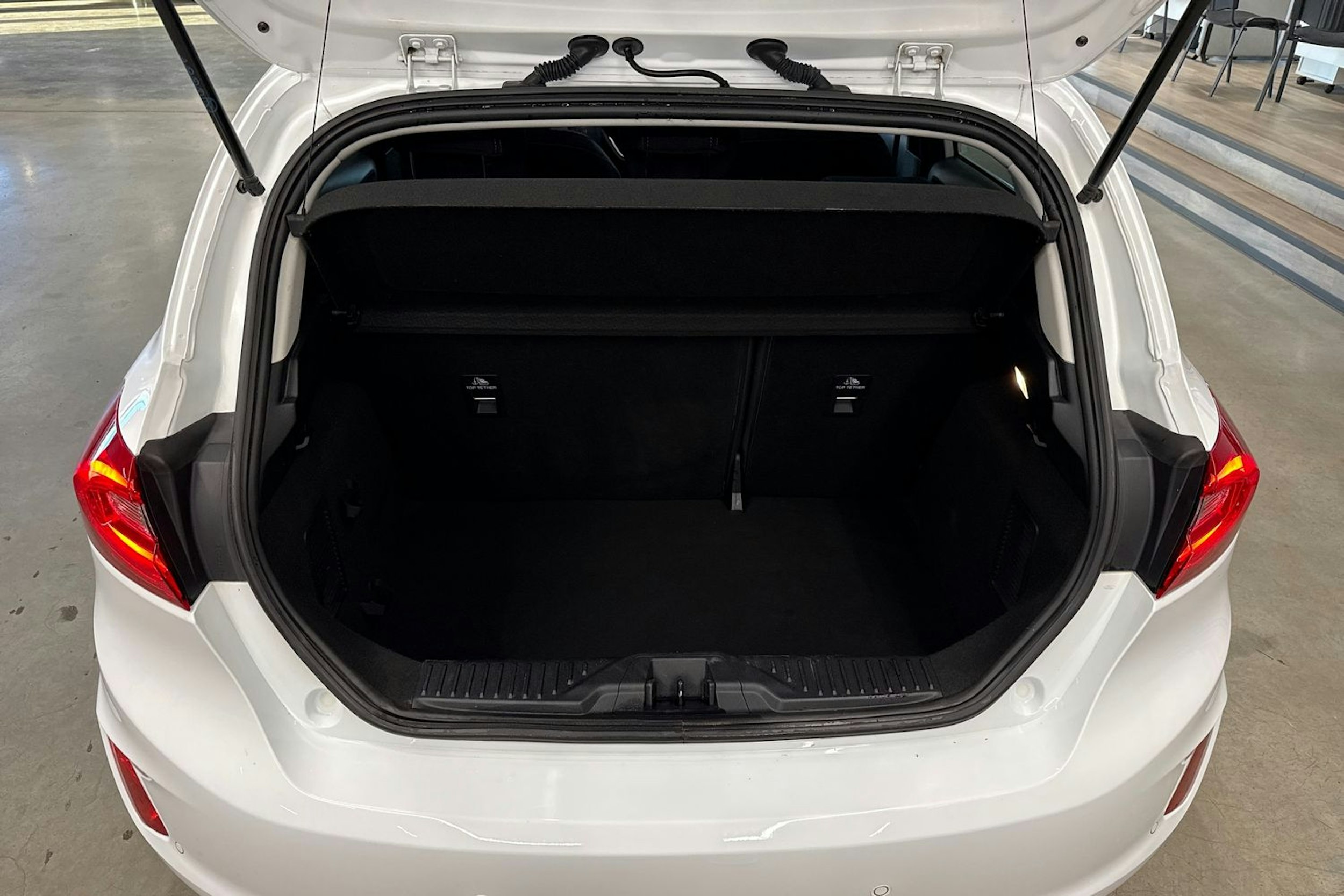 valkoinen Ford Fiesta 2021 kuva 14.