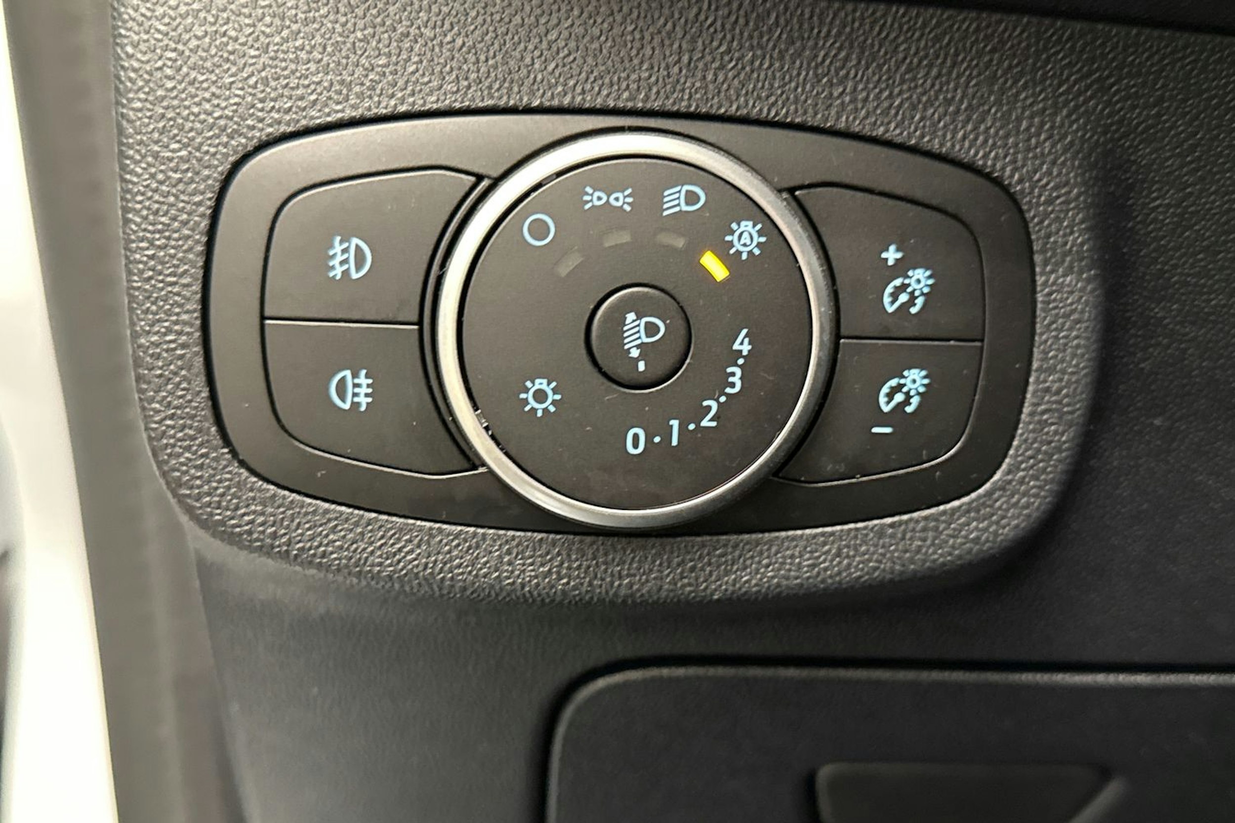 valkoinen Ford Fiesta 2021 kuva 25.