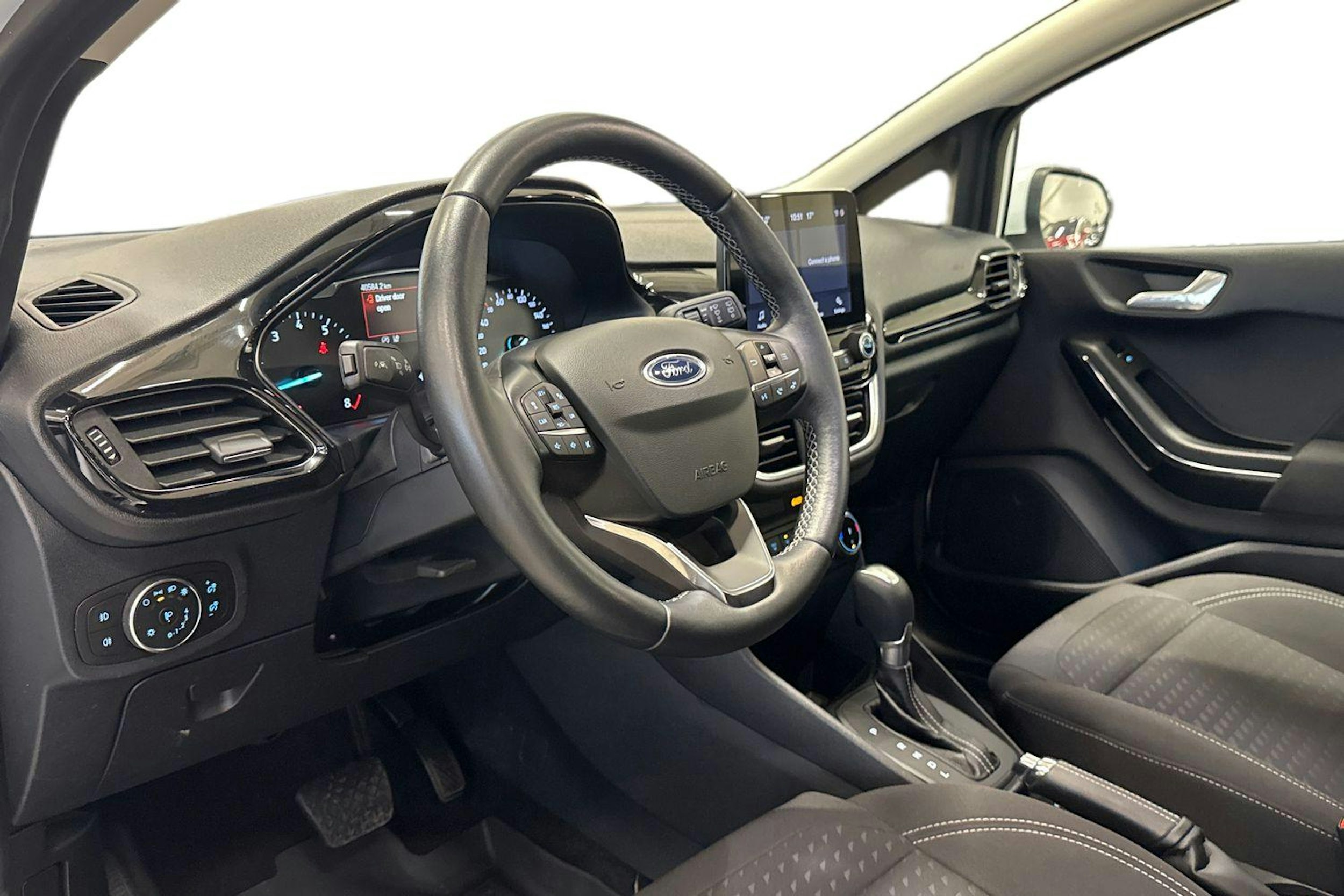 valkoinen Ford Fiesta 2021 kuva 7.