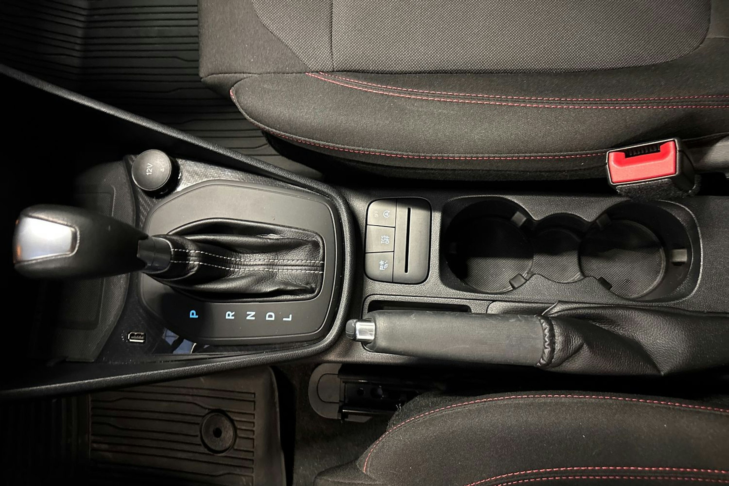 valkoinen Ford Fiesta 2022 kuva 17.