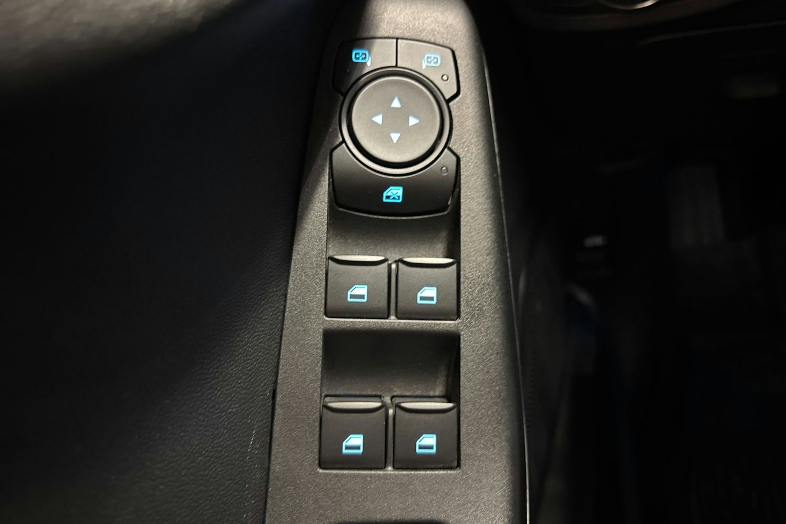 valkoinen Ford Fiesta 2022 kuva 19.